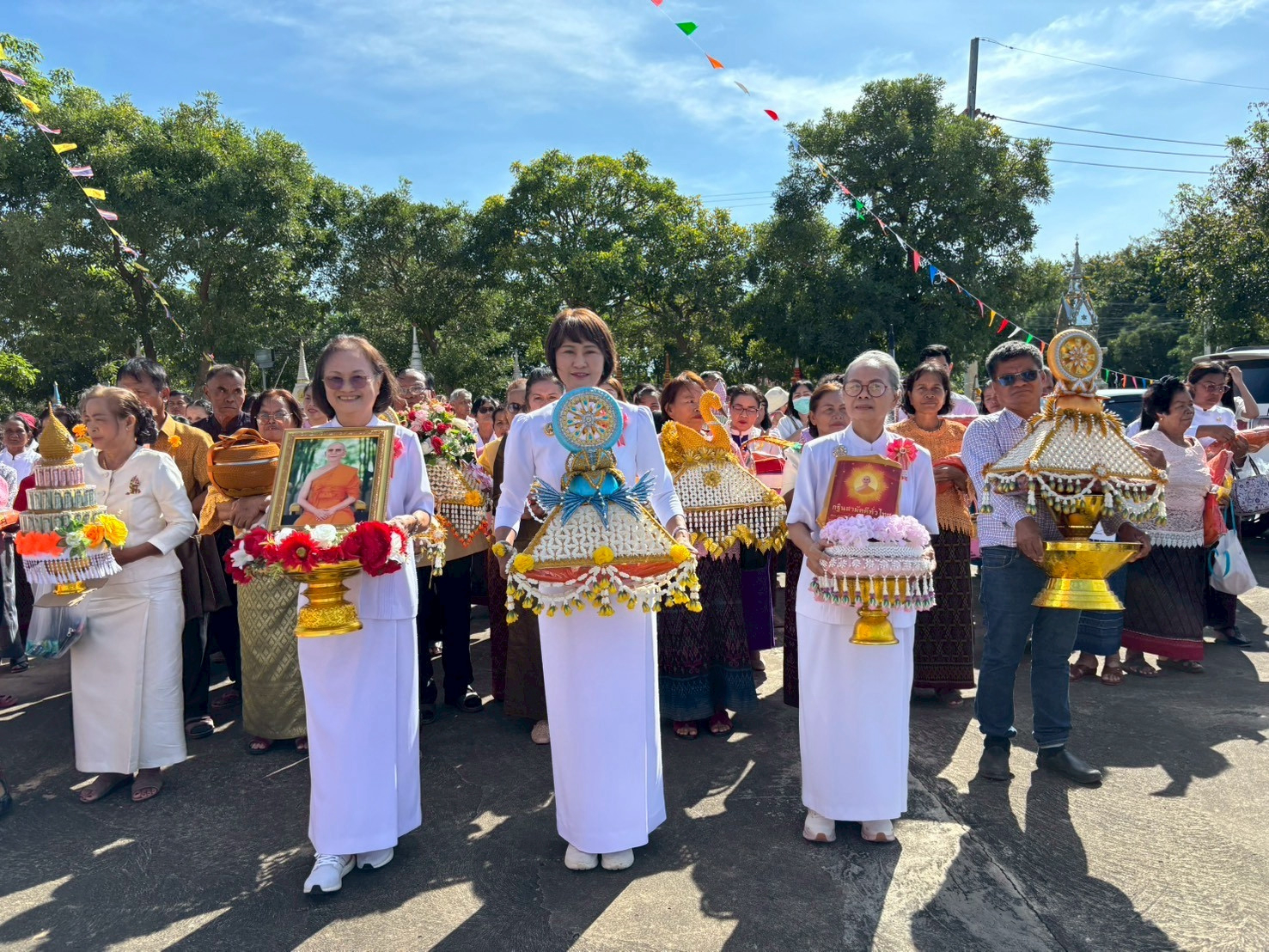 ภาพหมู่ถือพานถวายปัจจัยวัดประทุมวัน