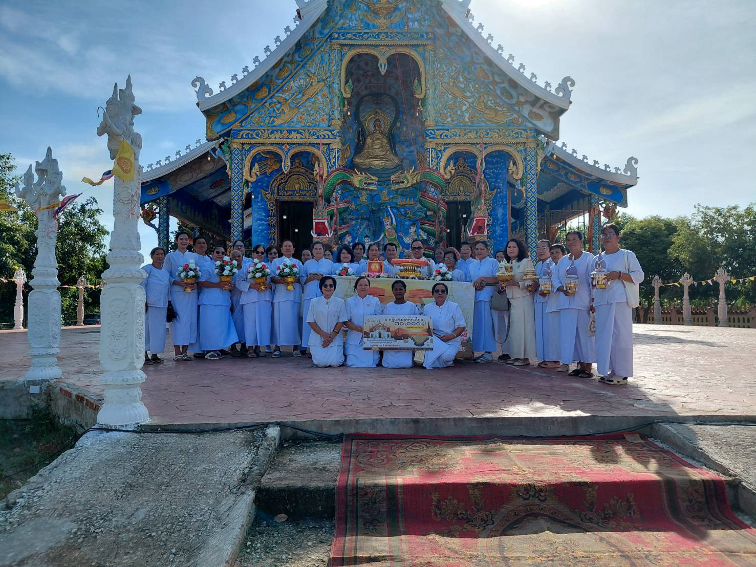 ภาพหมู่ถือพานถวายปัจจัยวัดโค้งขนัน