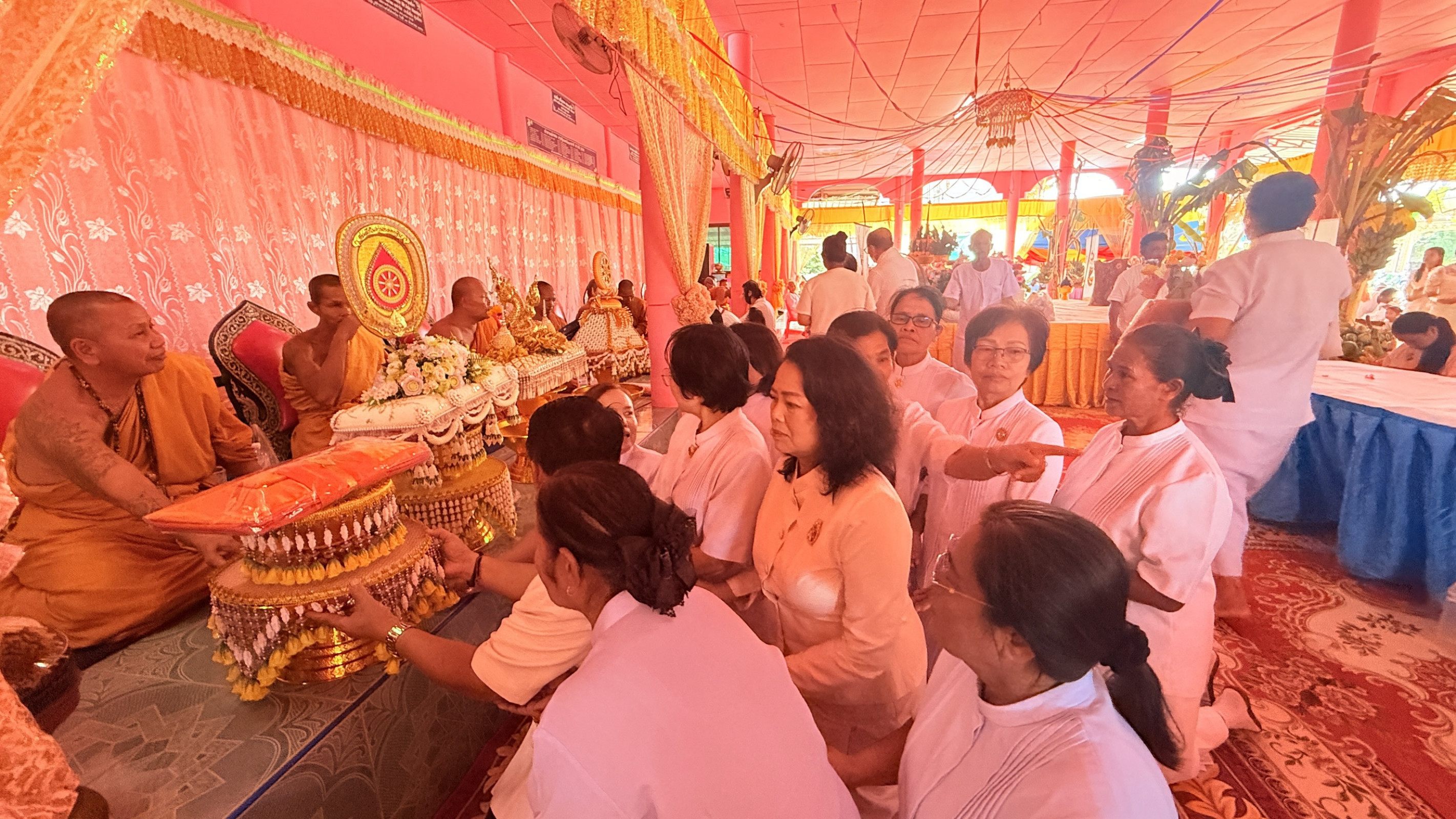 ภาพร่วมพิธีกรรมวัดโค้งขนัน