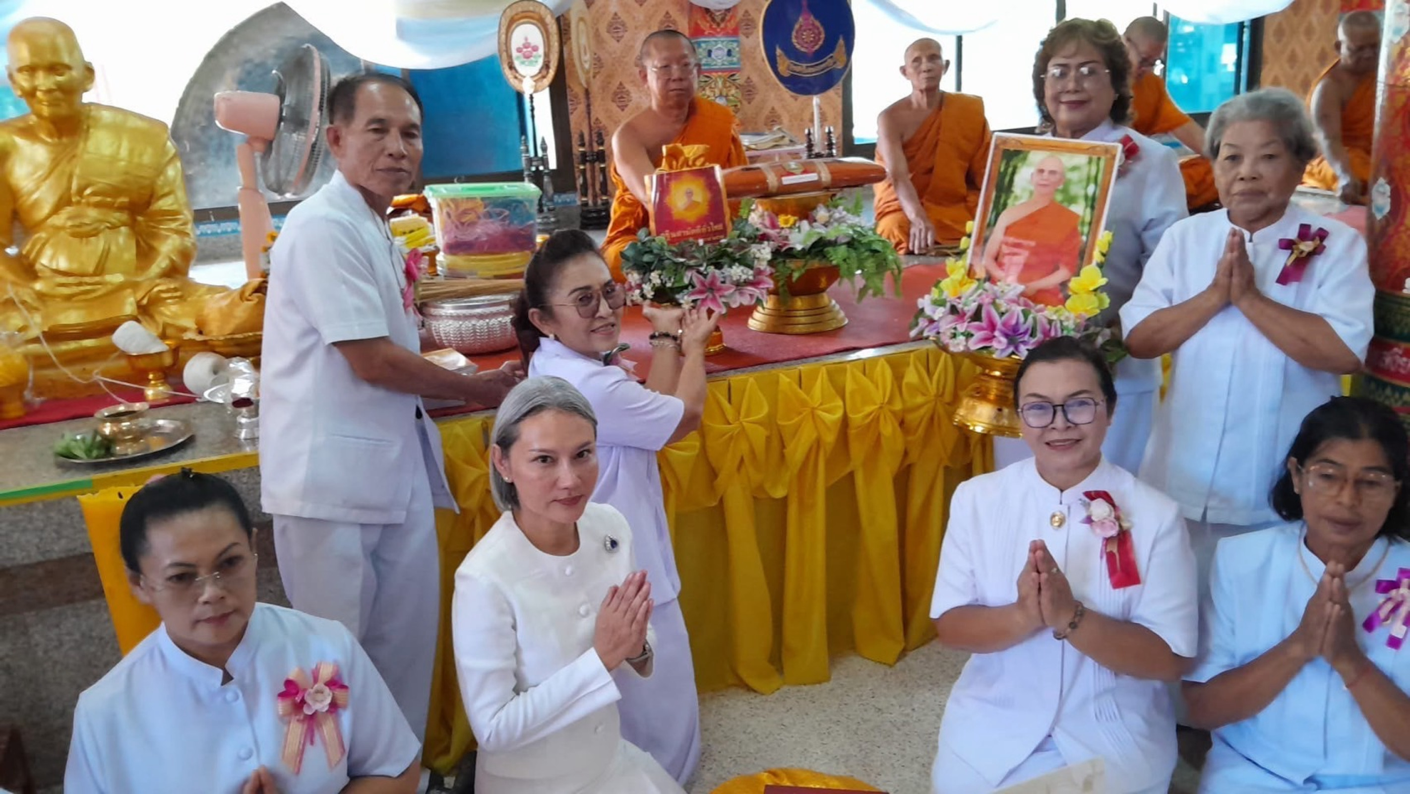 ภาพการถวายปัจจัยวัดแจ้ง บ้านแก้ง