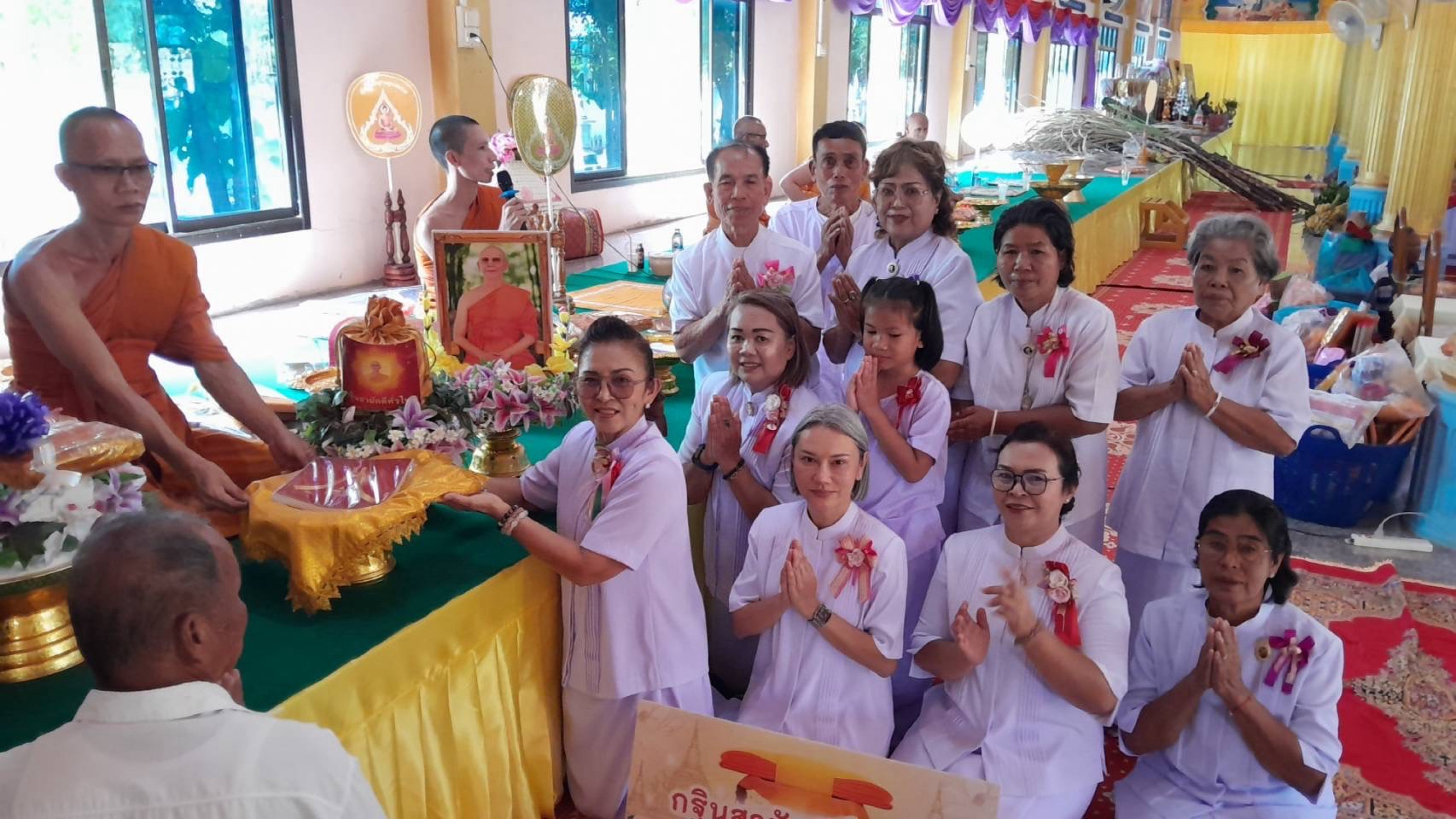 ภาพการถวายปัจจัยวัดวรญาติบำรุง
