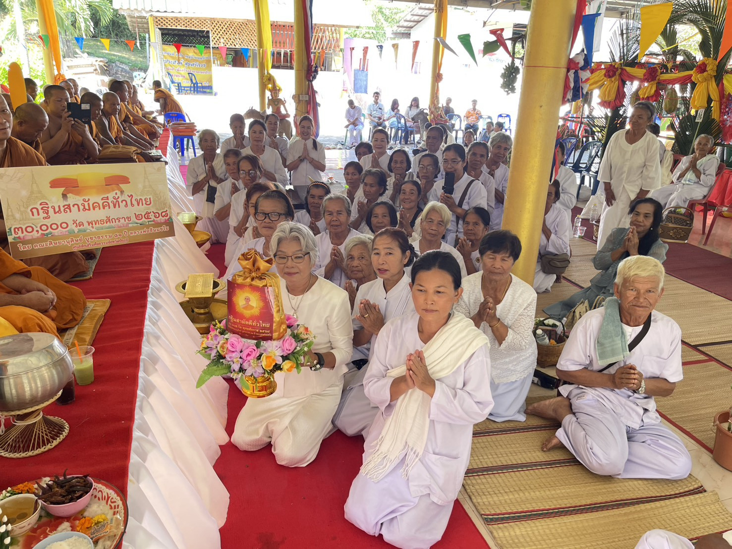 ภาพการถวายปัจจัยวัดบ้านภูเขาทอง