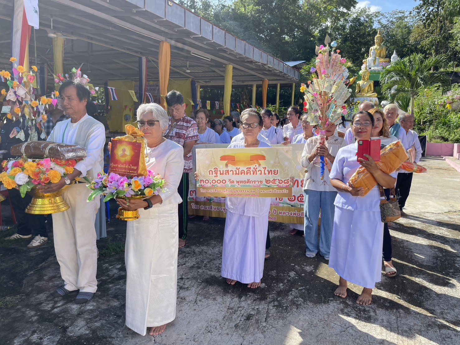 ภาพร่วมขบวนกฐินวัดบ้านภูเขาทอง