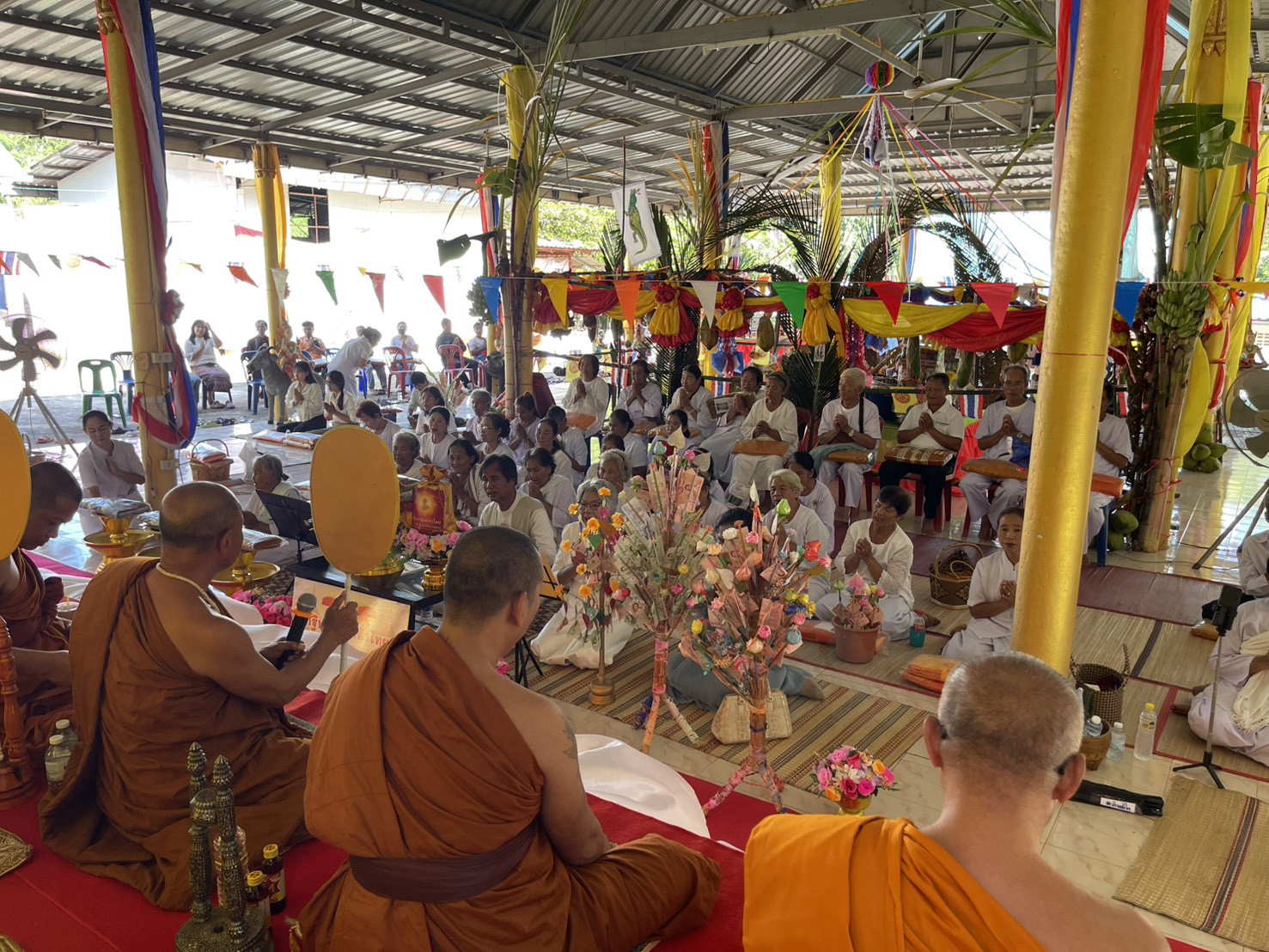 ภาพร่วมพิธีกรรมวัดบ้านภูเขาทอง