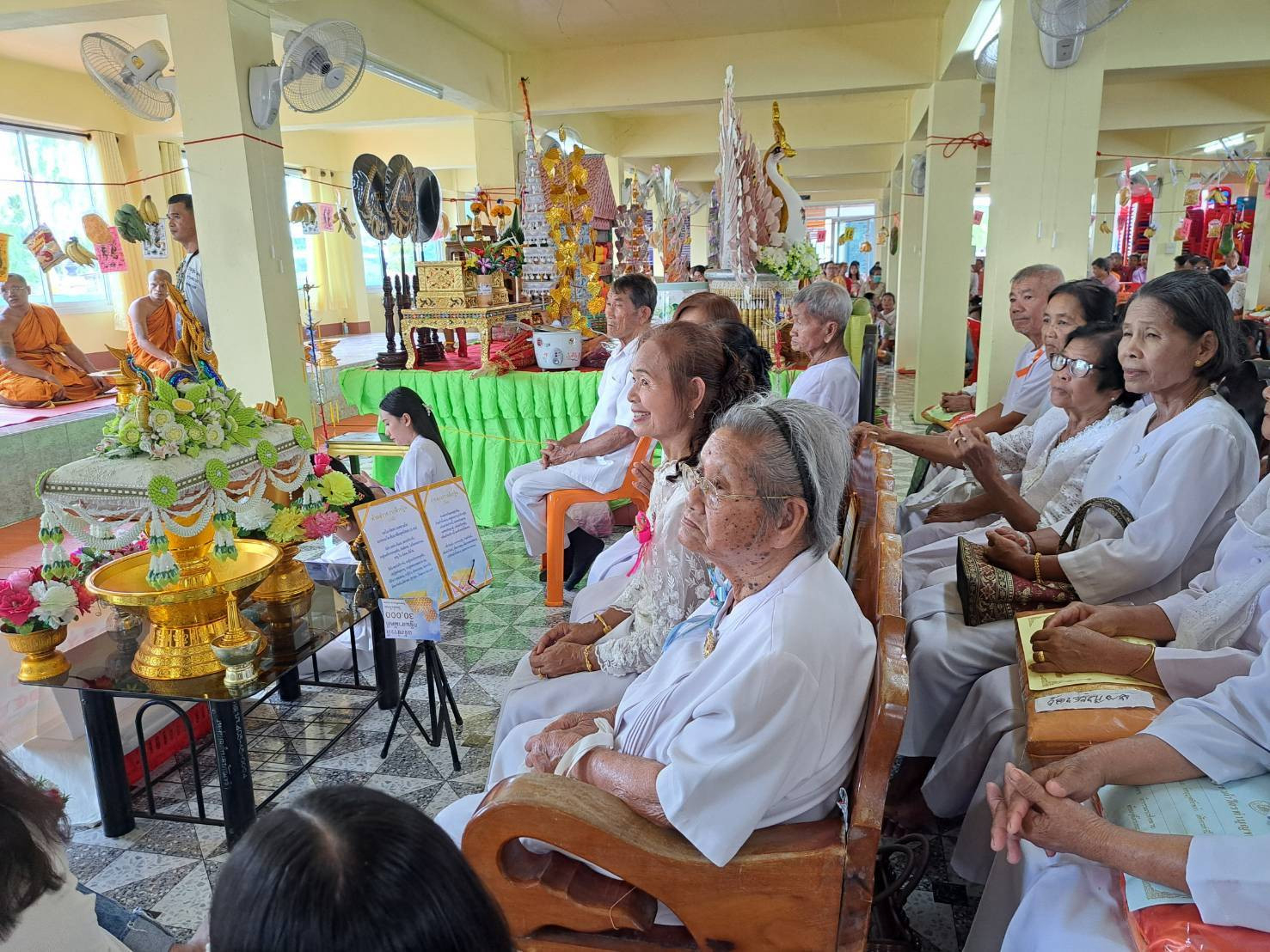 ภาพร่วมพิธีกรรมวัดเจริญผล