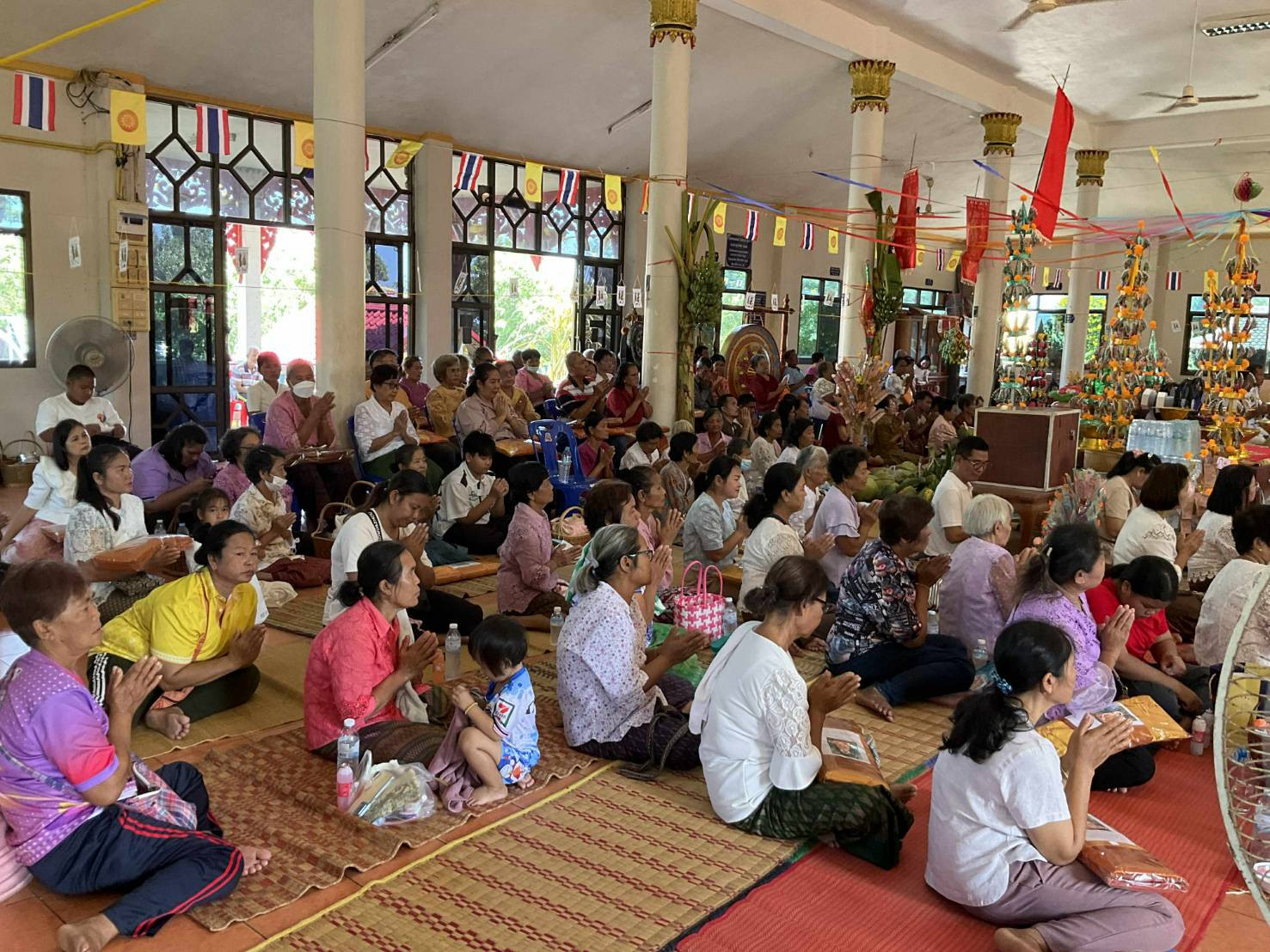 ภาพร่วมพิธีกรรมวัดหนองกระทุ่ม