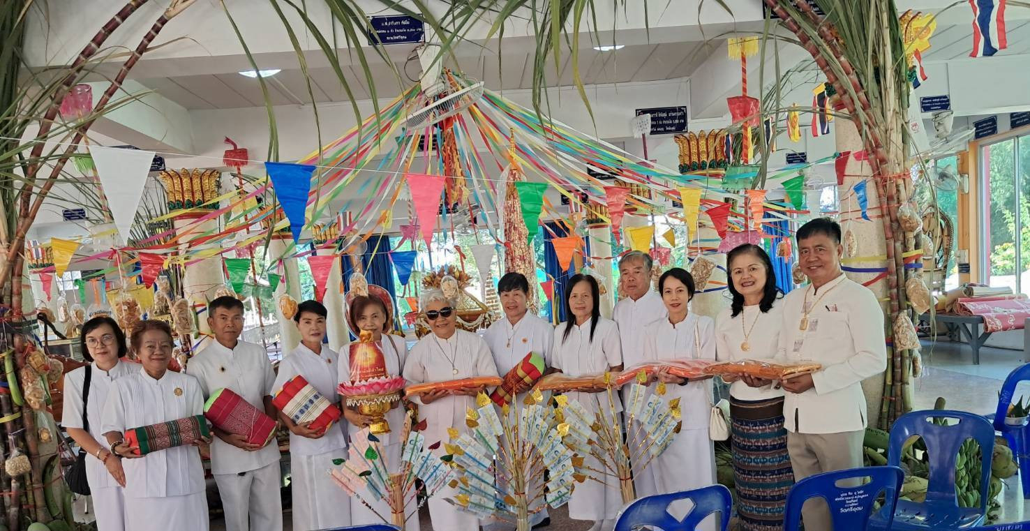 ภาพหมู่ถือพานถวายปัจจัยวัดศรีอุดม