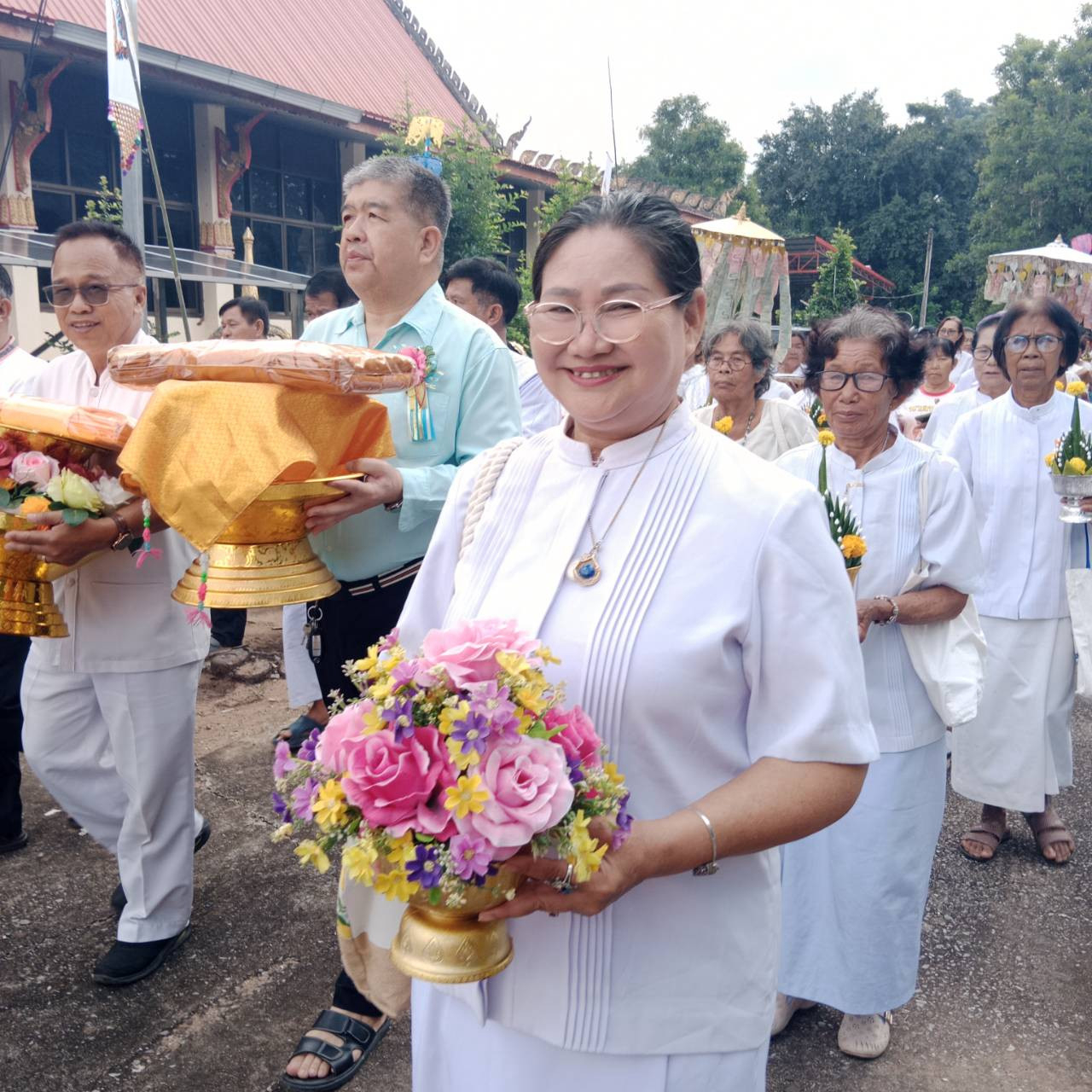 ภาพร่วมขบวนกฐินวัดพระธาตุแก้งกอย