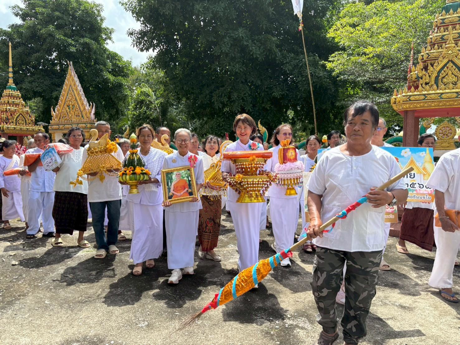 ภาพร่วมขบวนกฐินวัดนรเทพหนองขาม
