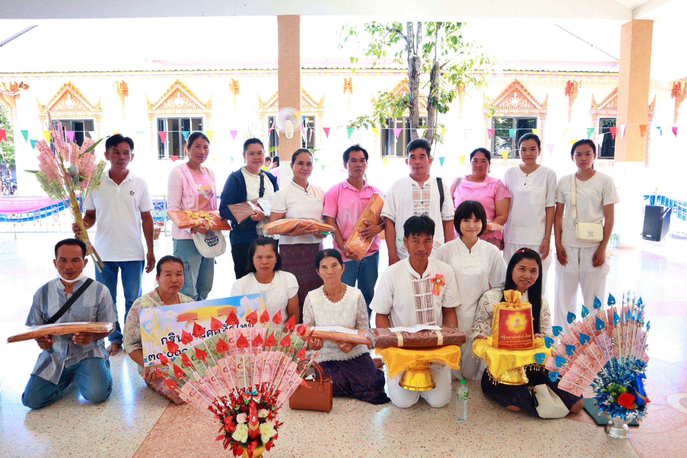 ภาพหมู่ถือพานถวายปัจจัยวัดป่าโนนลาน