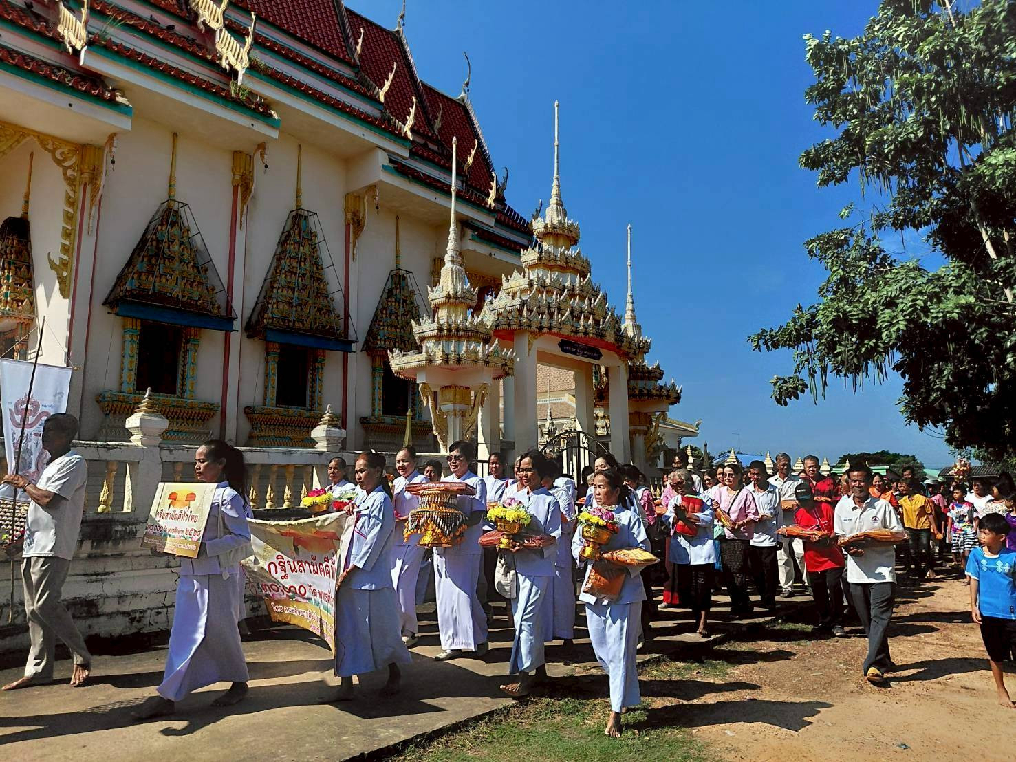 ภาพร่วมขบวนกฐินวัดชีลองเหนือ