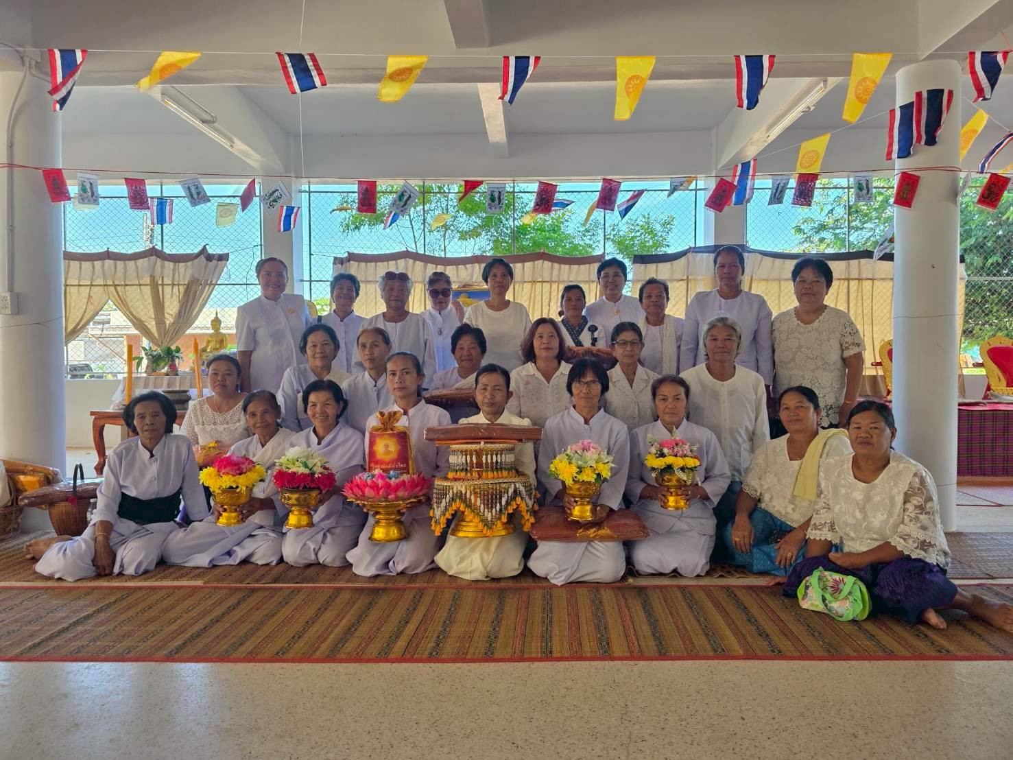 ภาพหมู่ถือพานถวายปัจจัยวัดชีลองเหนือ