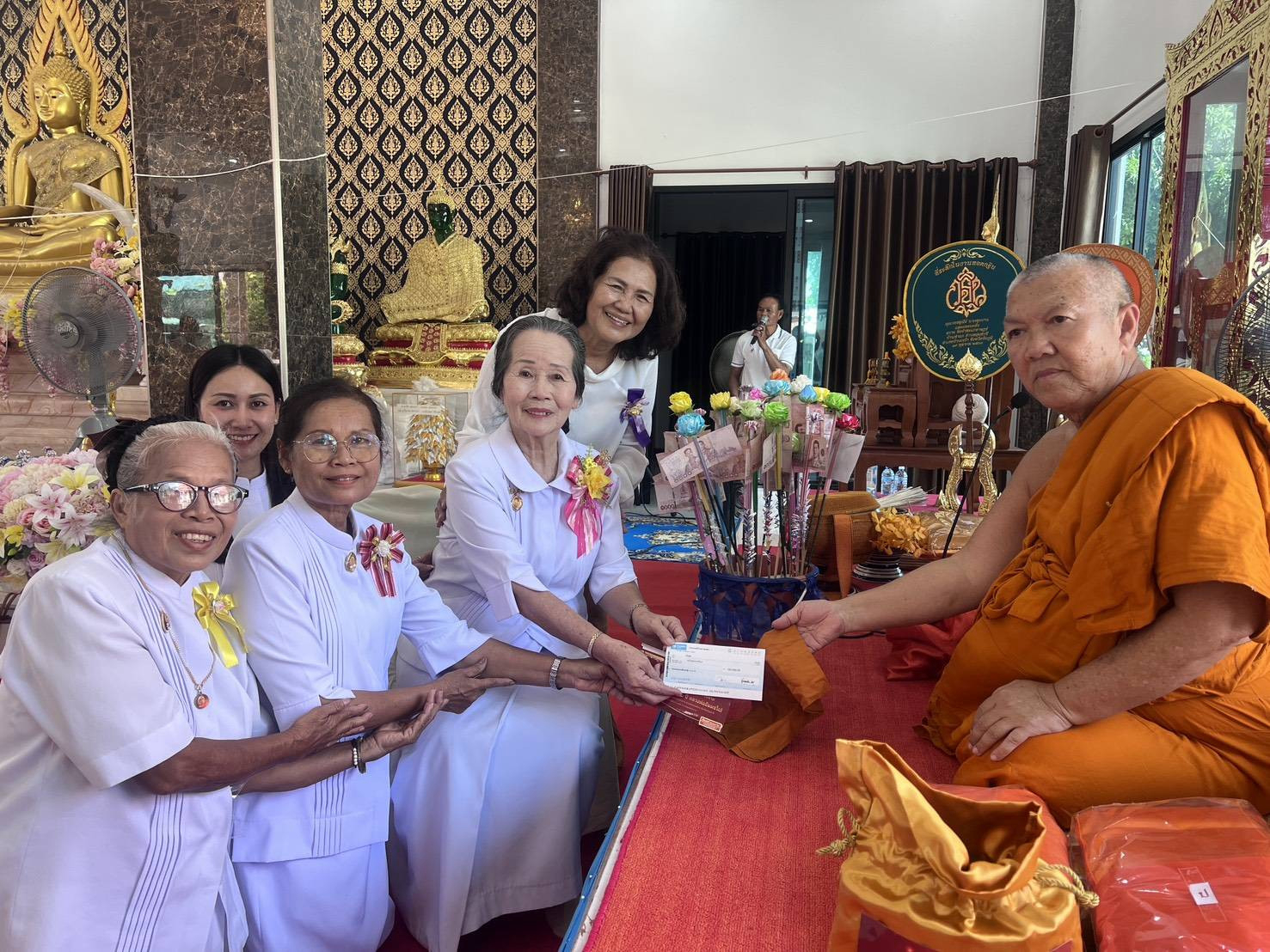 ภาพการถวายปัจจัยวัดป่าสะแกราษฎร์