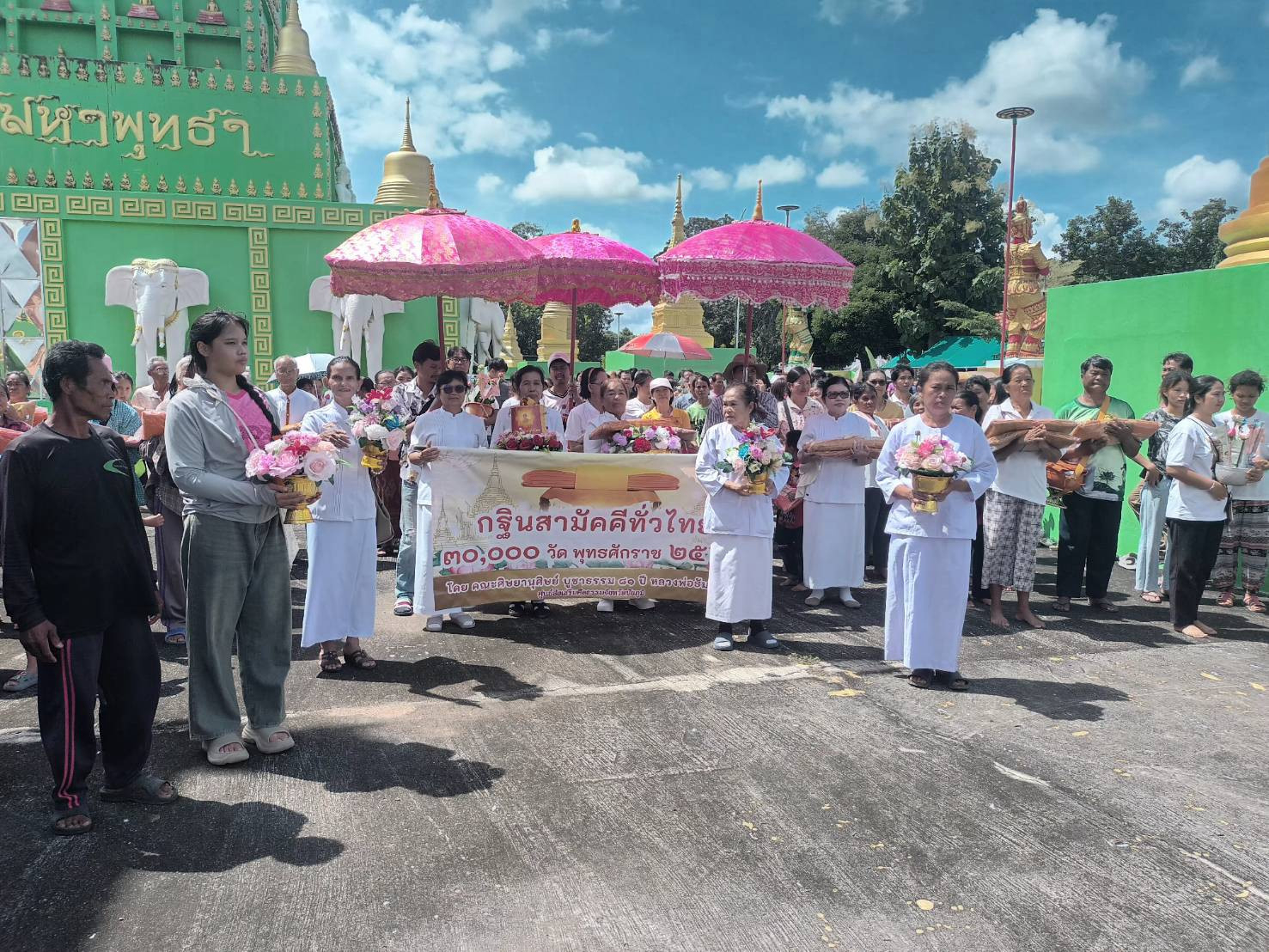 ภาพหมู่ถือพานถวายปัจจัยวัดซับใหม่