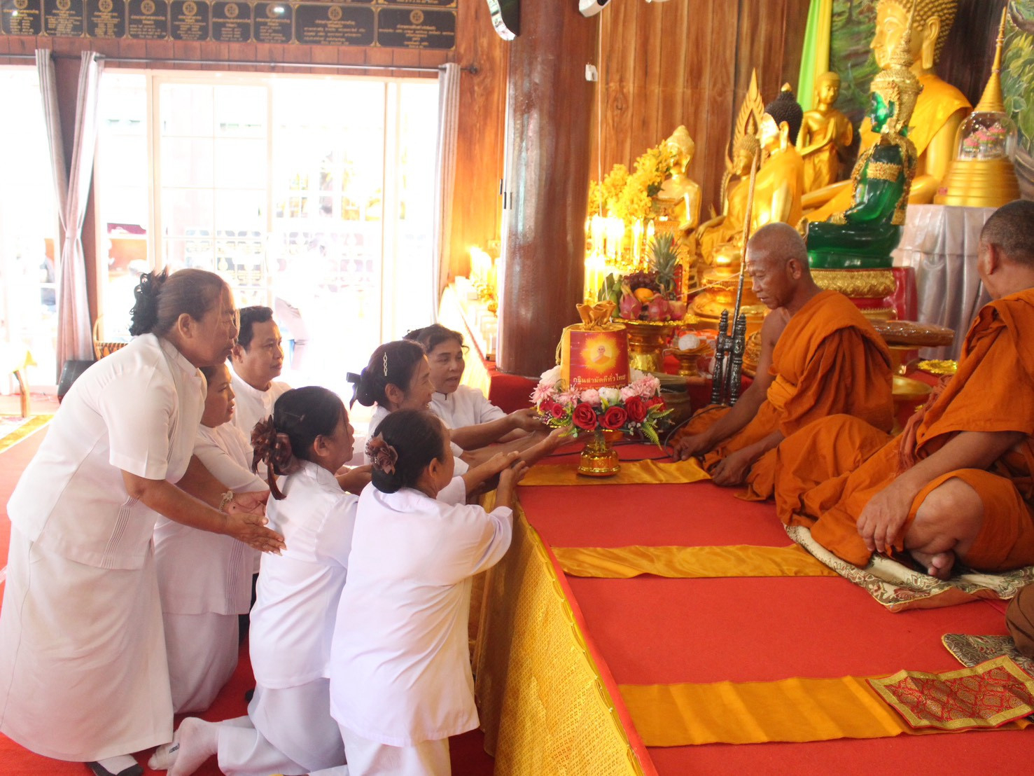ภาพการถวายปัจจัยวัดอัมพวัน