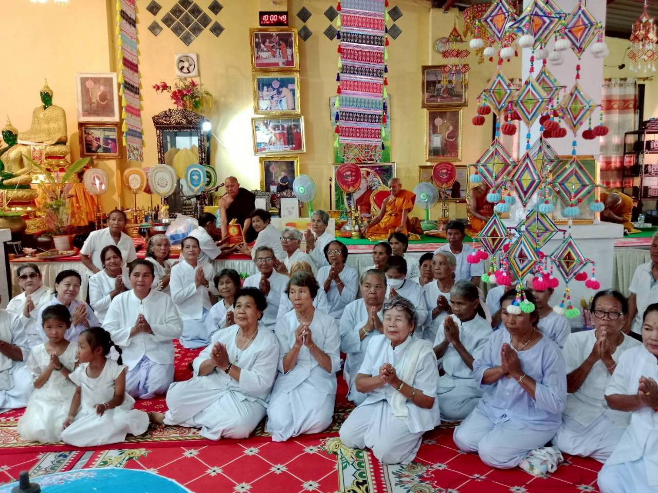 ภาพหมู่ถือพานถวายปัจจัยวัดเวฬุวันวราราม