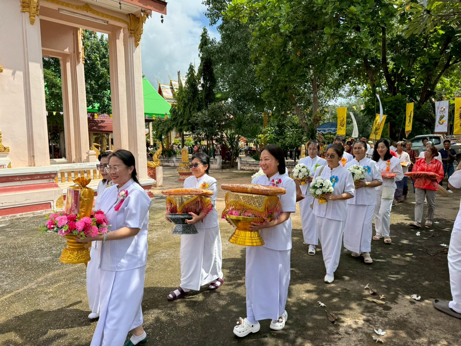 ภาพร่วมขบวนกฐินวัดหนองบัวน้อย