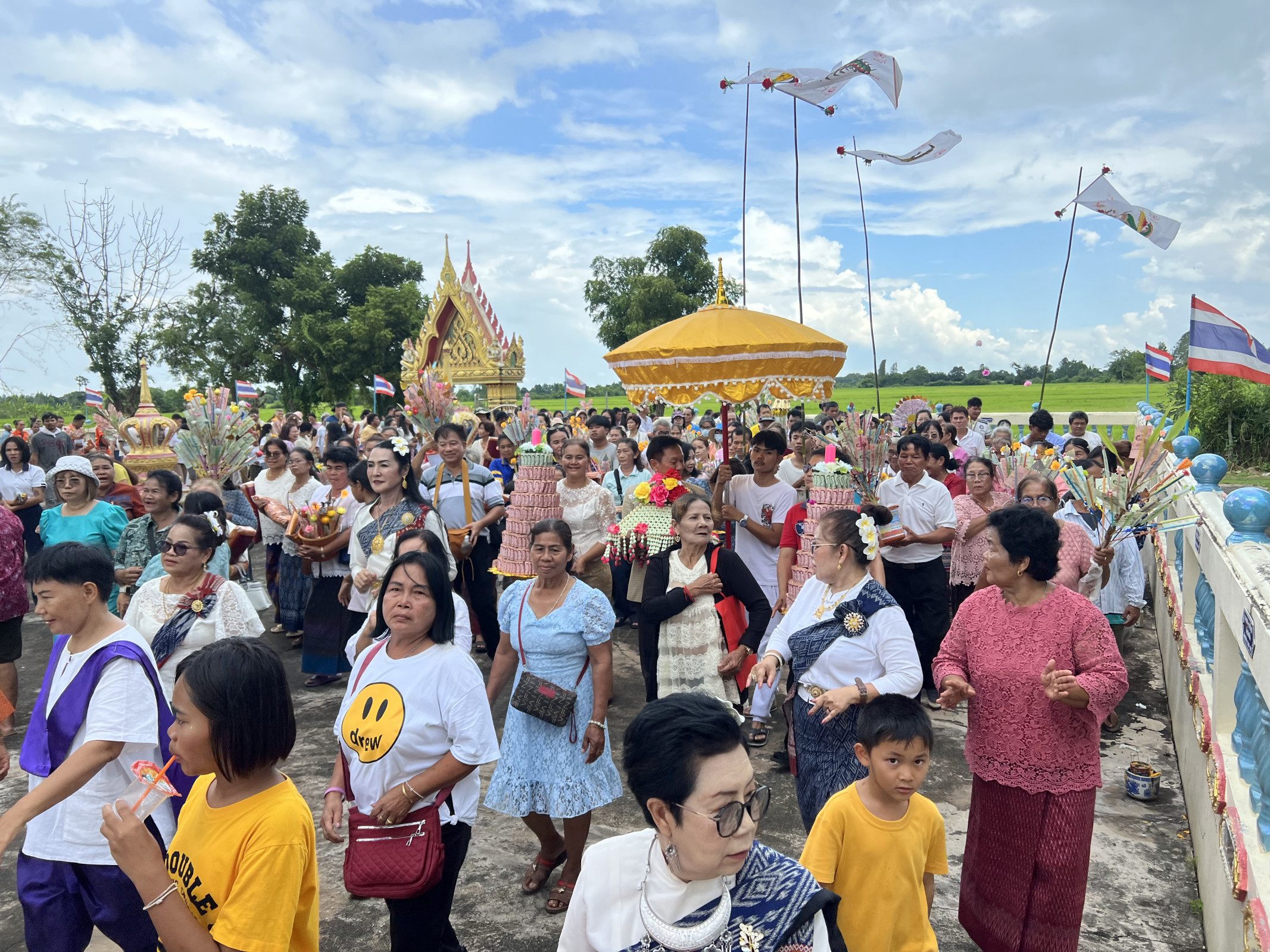 ภาพร่วมพิธีกรรมวัดบ้านพร้าว