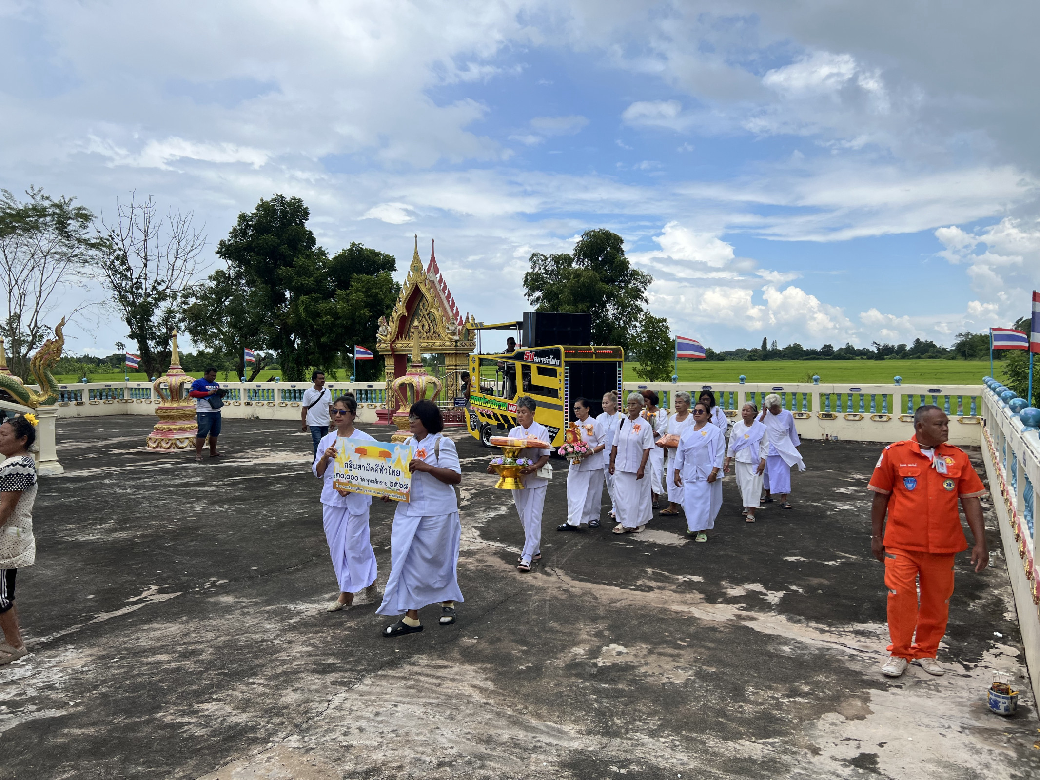 ภาพร่วมพิธีกรรมวัดบ้านพร้าว