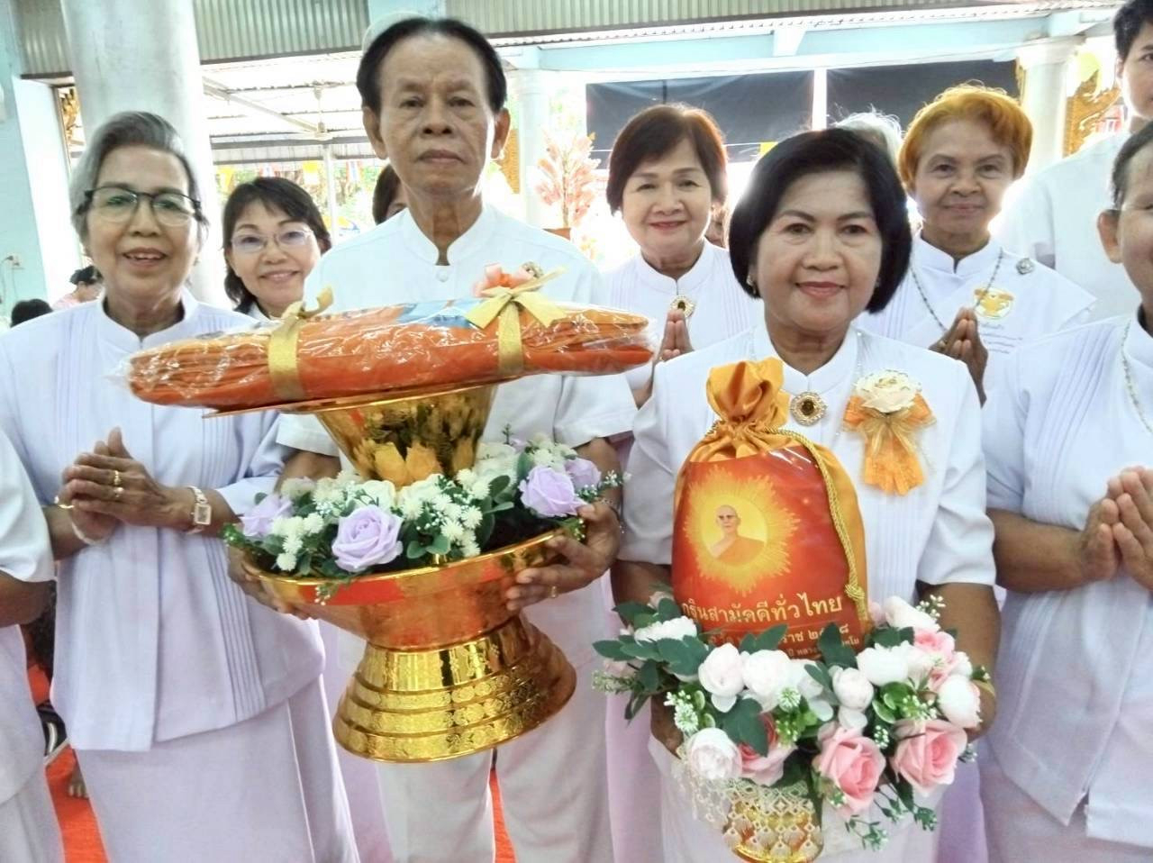 ภาพหมู่ถือพานถวายปัจจัยวัดศรีพุทธาราม