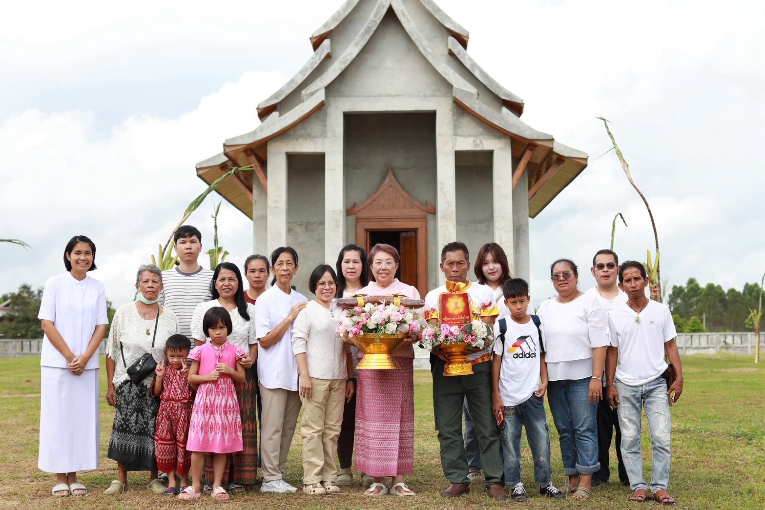 ภาพหมู่ถือพานถวายปัจจัยวัดป่าคุณากโร