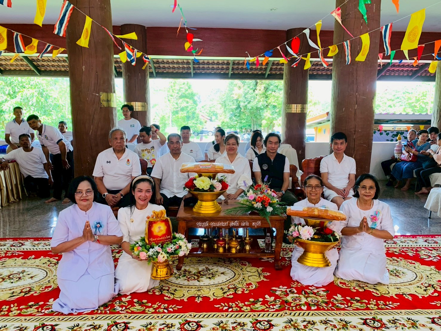 ภาพหมู่ถือพานถวายปัจจัยวัดท่ามะปรางค์