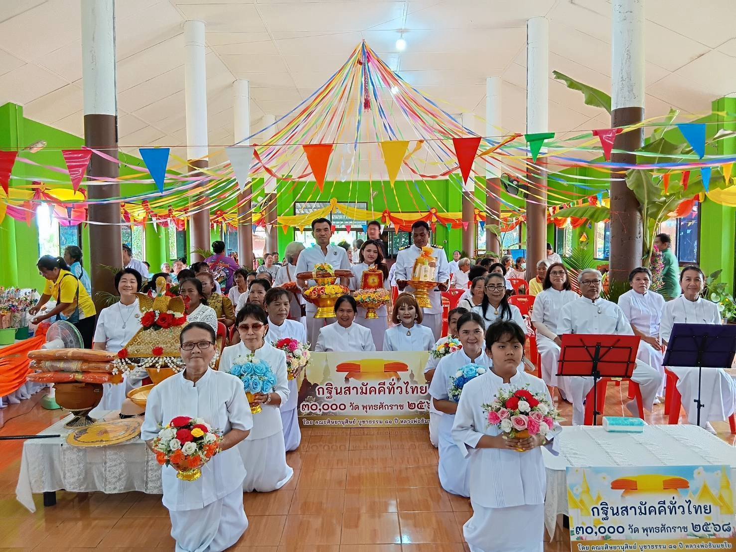 ภาพหมู่ถือพานถวายปัจจัยวัดมาบกราด