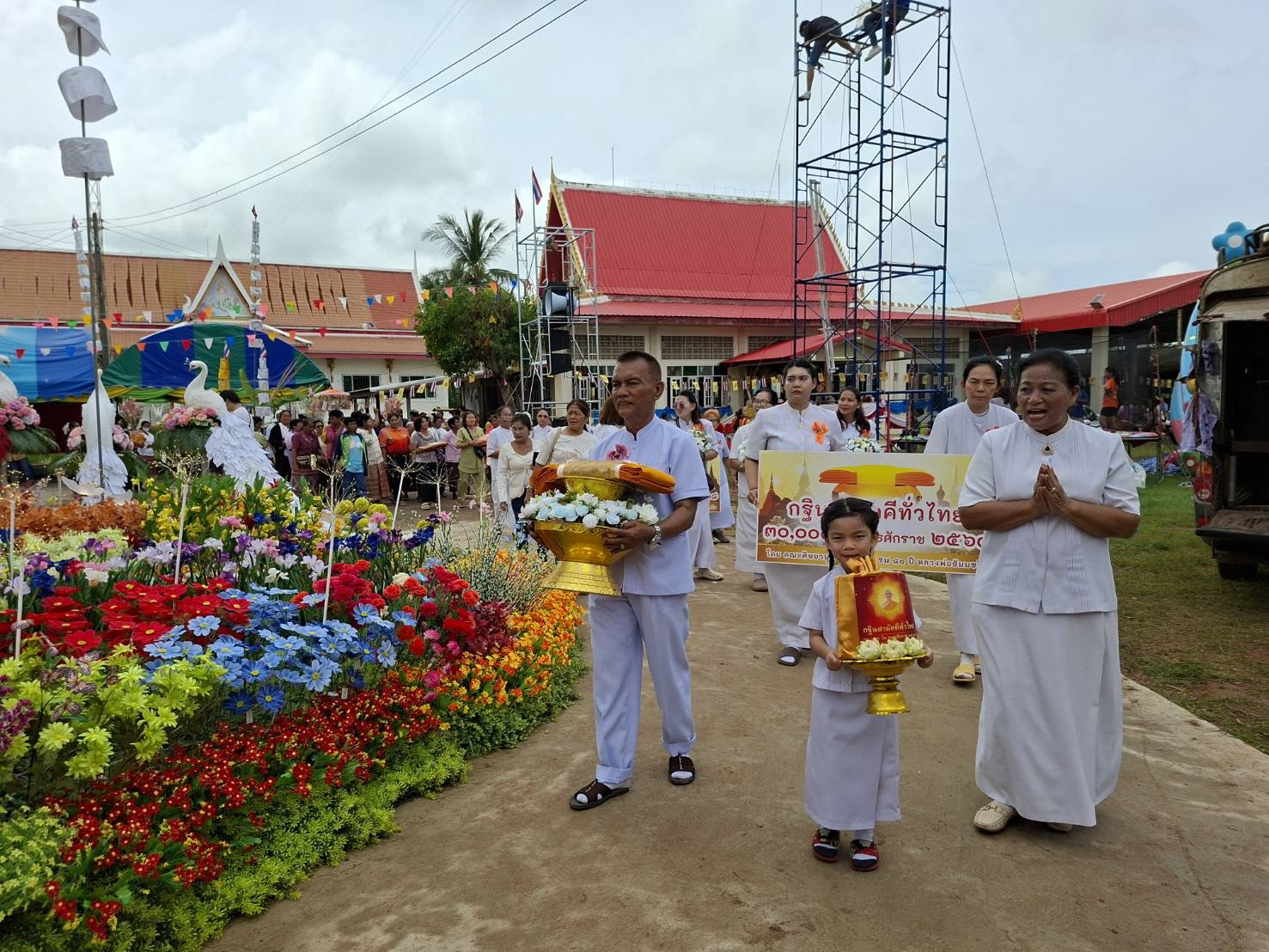 ภาพร่วมขบวนกฐินวัดโนนลาว