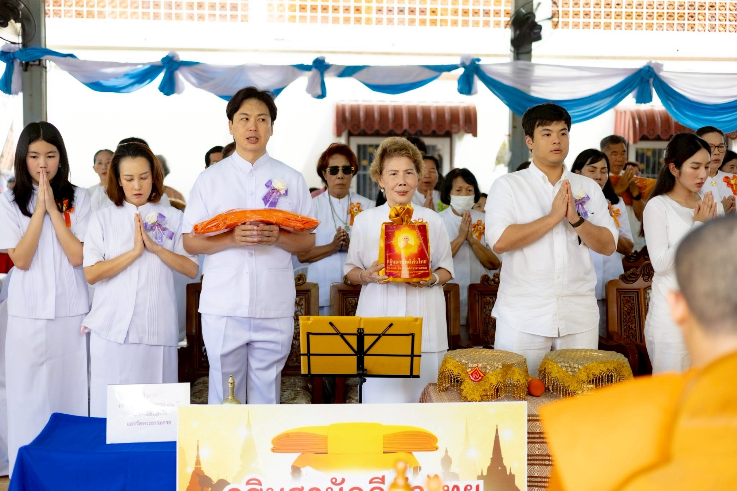 ภาพหมู่ถือพานถวายปัจจัยวัดสระแก้ว