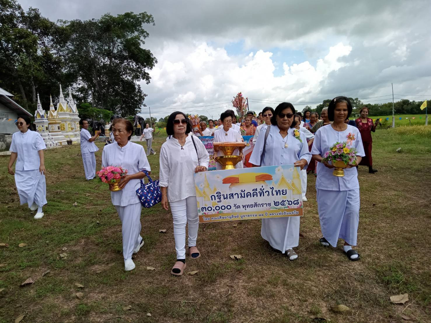 ภาพร่วมขบวนกฐินที่พักสงฆ์ป่าสามเมือง