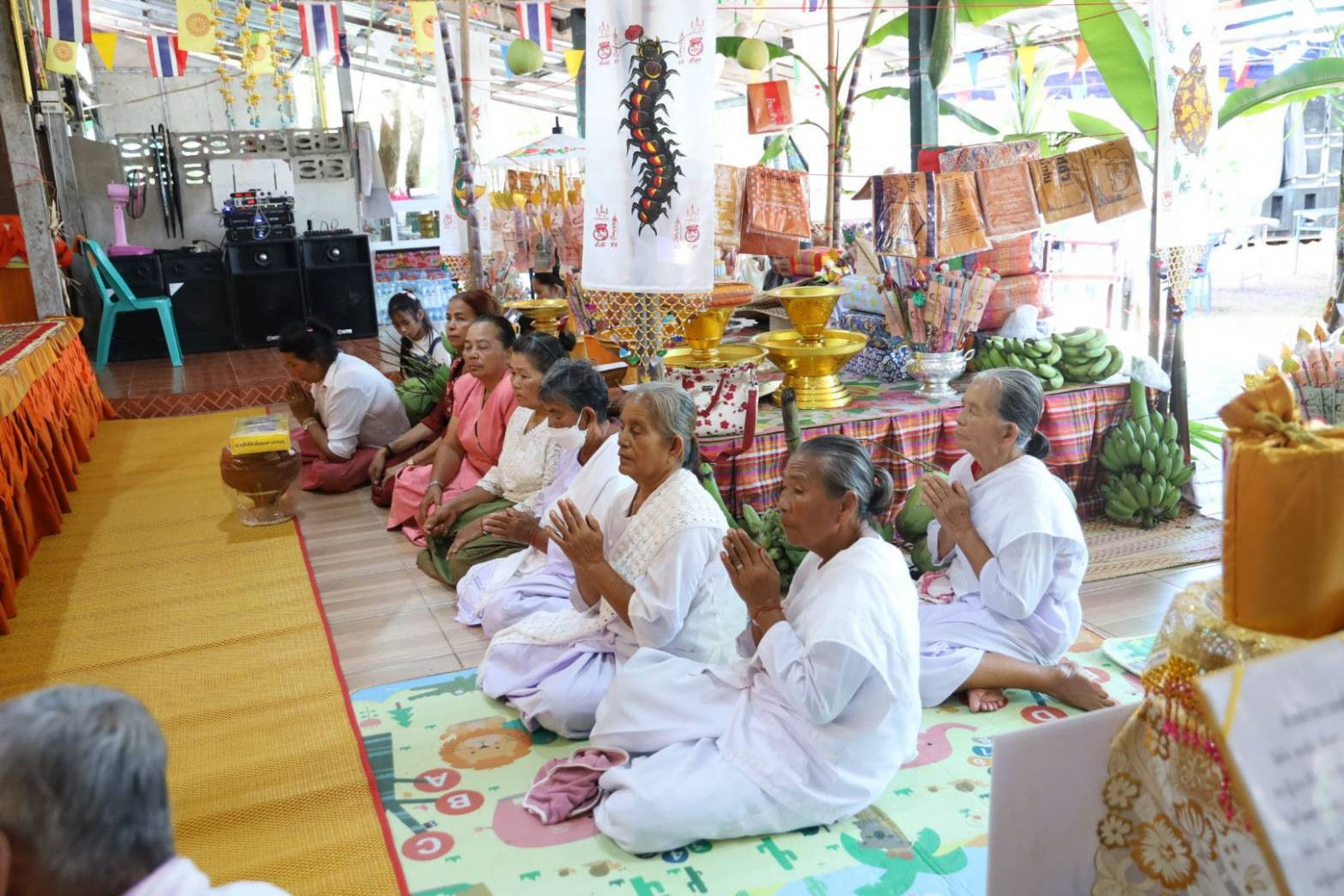 ภาพร่วมพิธีกรรมที่พักสงฆ์ป่าสามเมือง