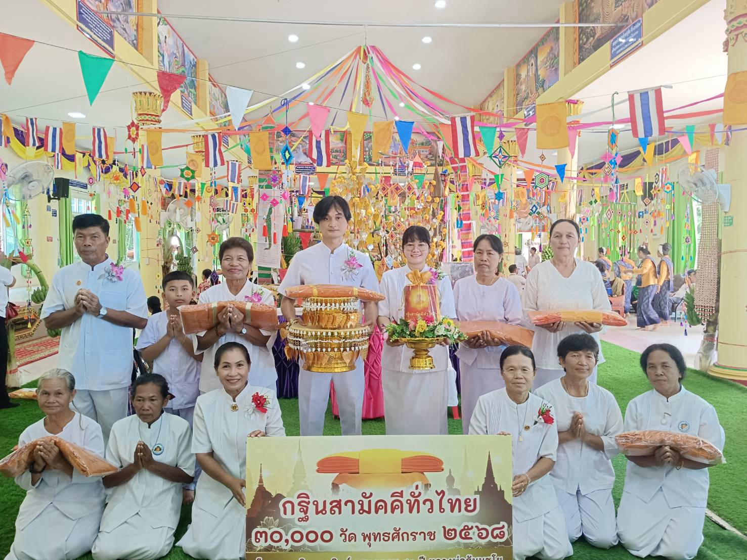 ภาพหมู่ถือพานถวายปัจจัยวัดละโว้