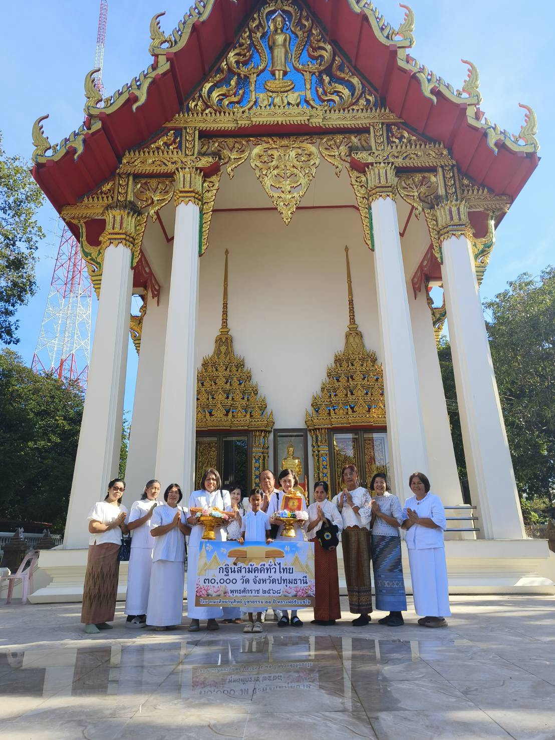 ภาพหมู่ถือพานถวายปัจจัยวัดสุวรรณจินดาราม