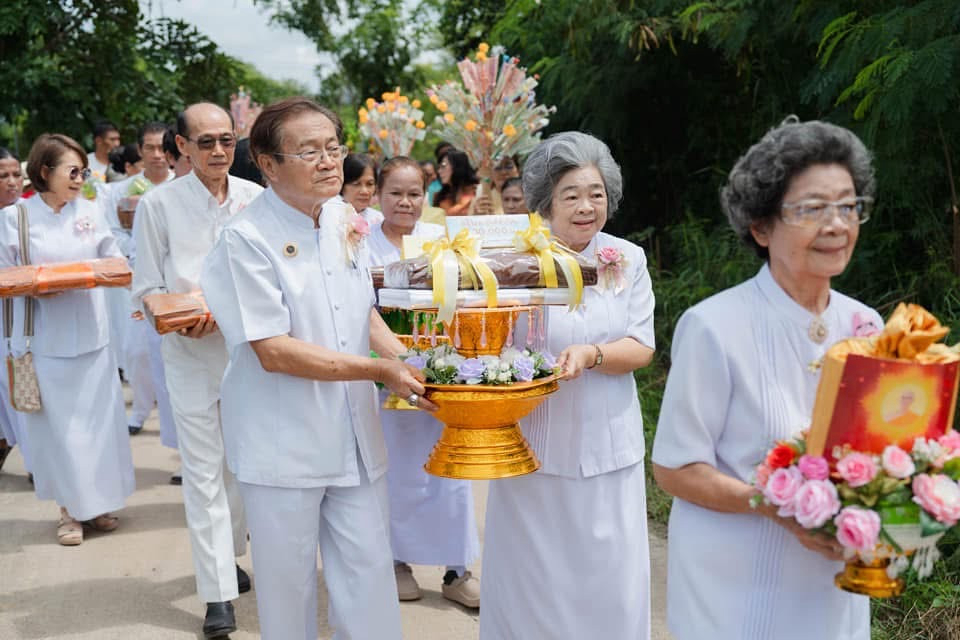 ภาพร่วมขบวนกฐินที่พักสงฆ์สวนป่าศรัทธาธรรม