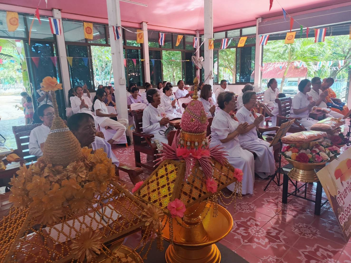 ภาพร่วมพิธีกรรมวัดค้างพลูกลาง