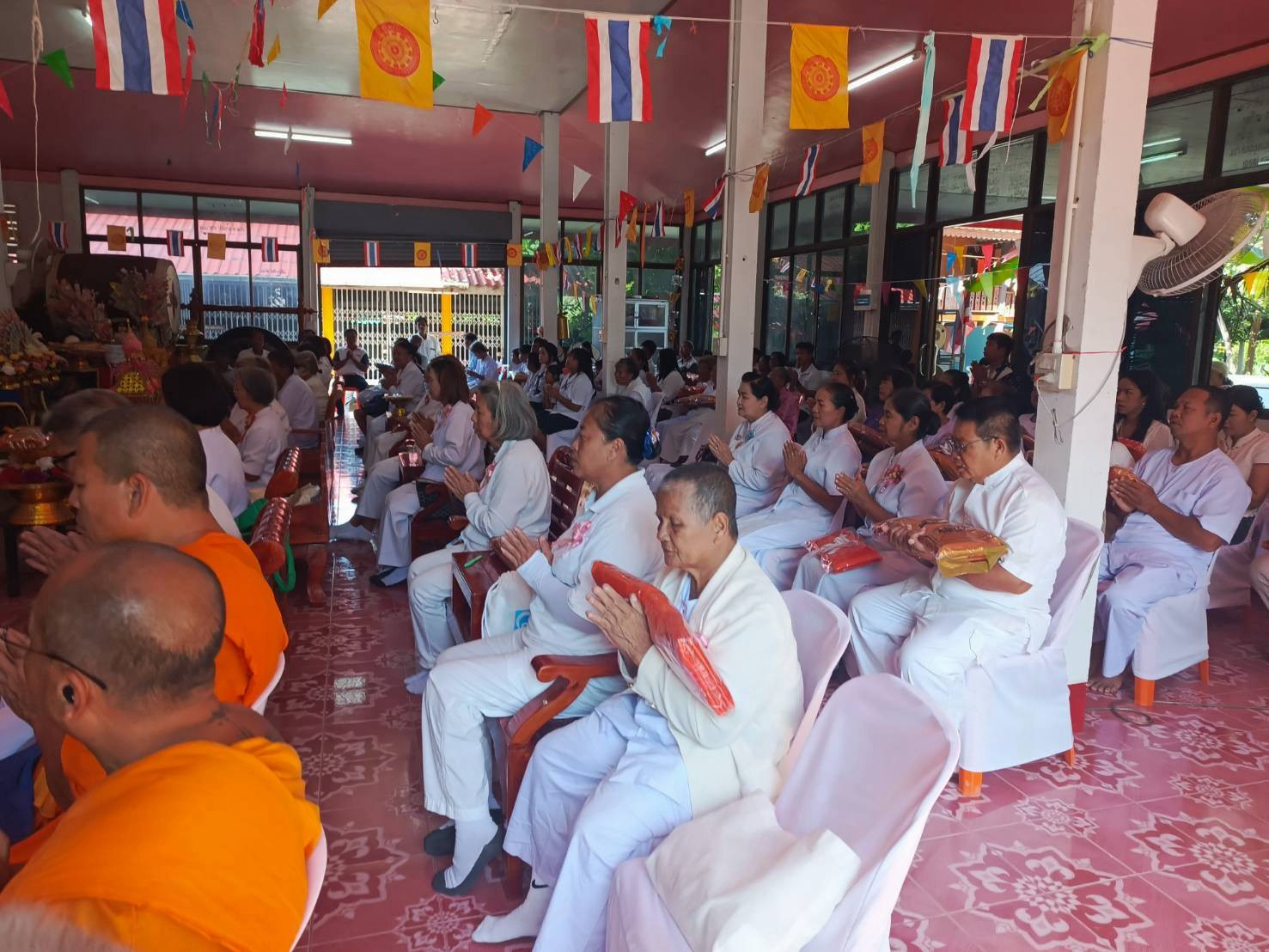 ภาพร่วมพิธีกรรมวัดค้างพลูกลาง