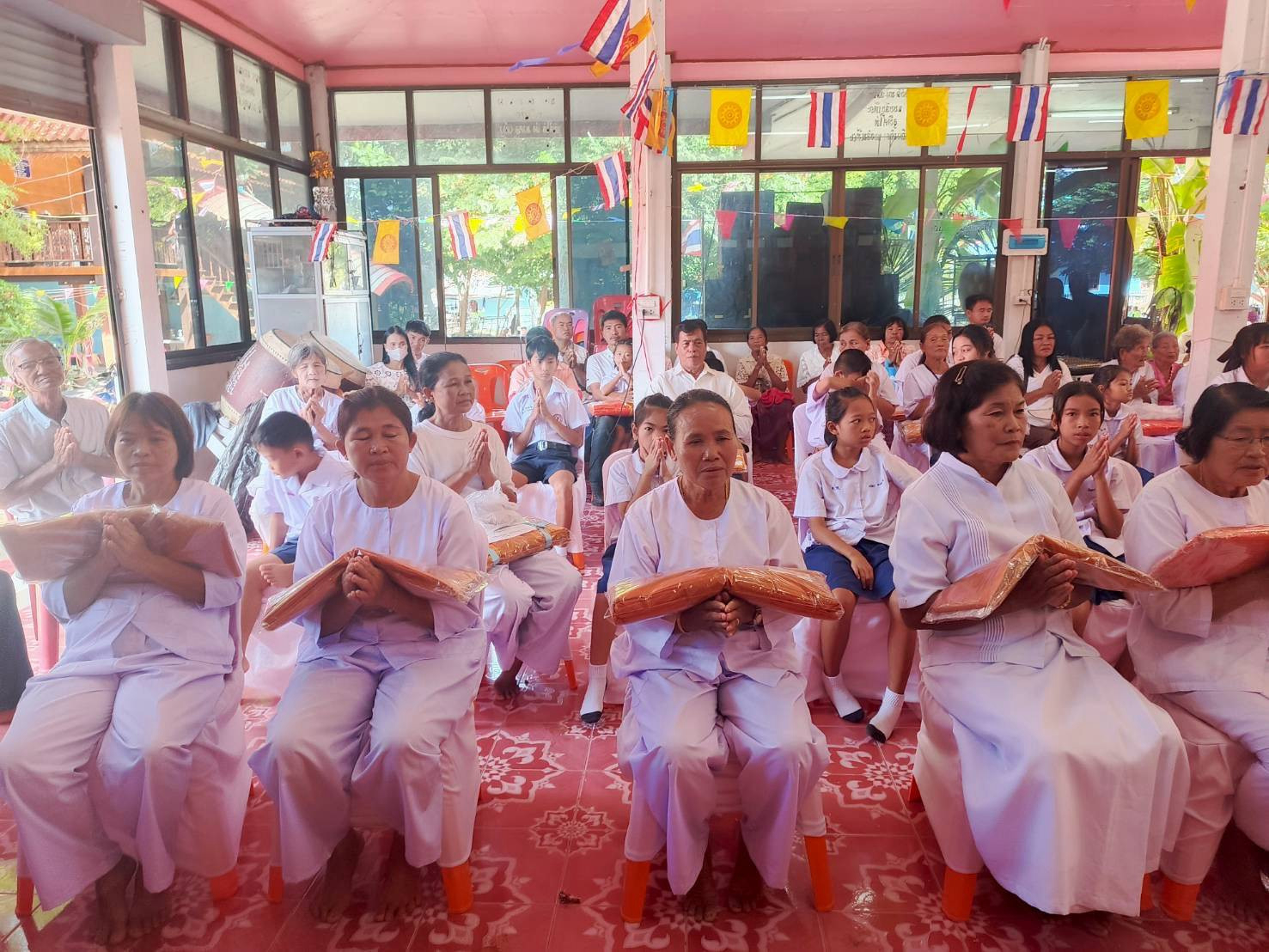 ภาพร่วมพิธีกรรมวัดค้างพลูกลาง