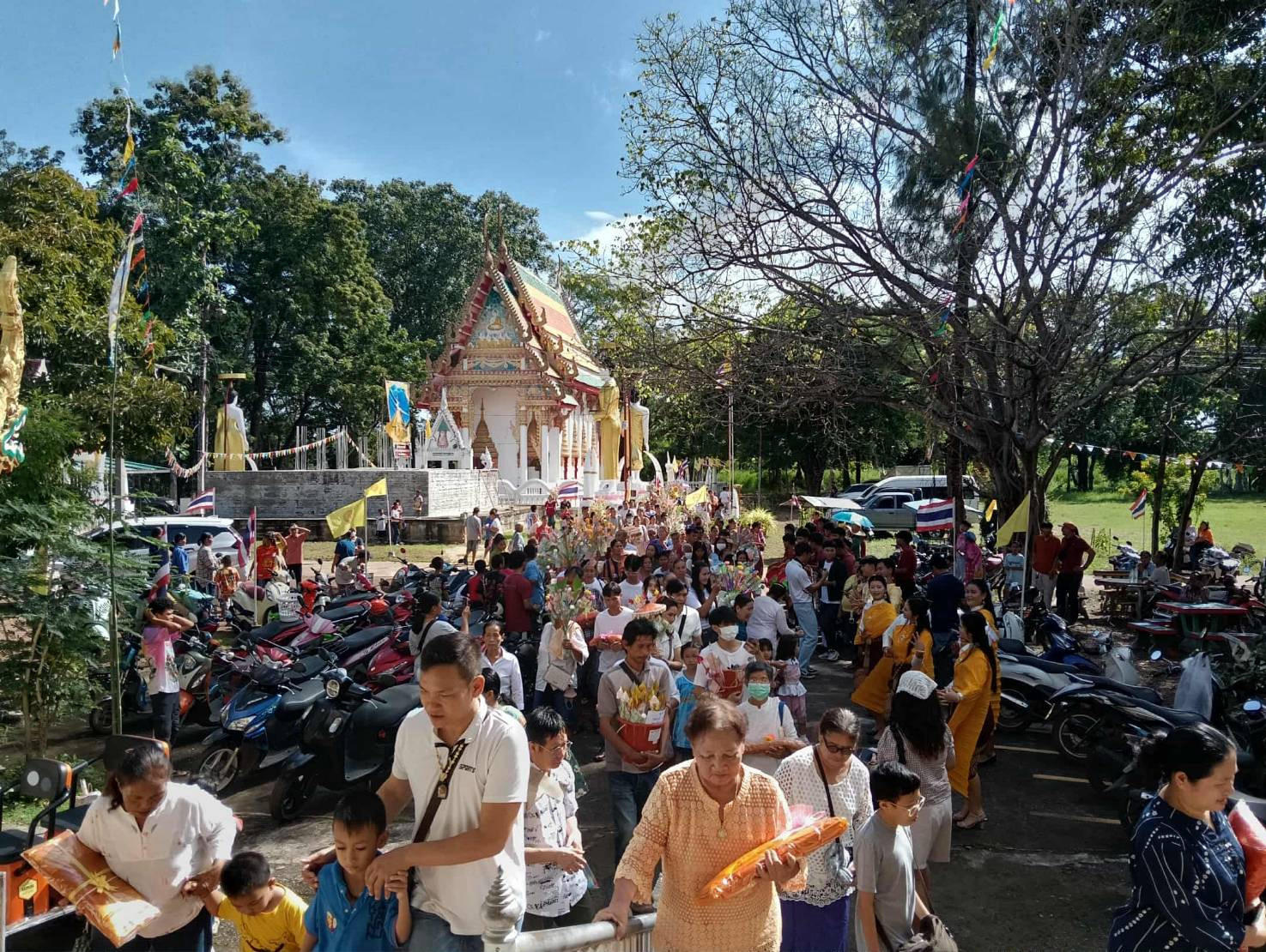 ภาพหมู่ถือพานถวายปัจจัยวัดวังพิกุล