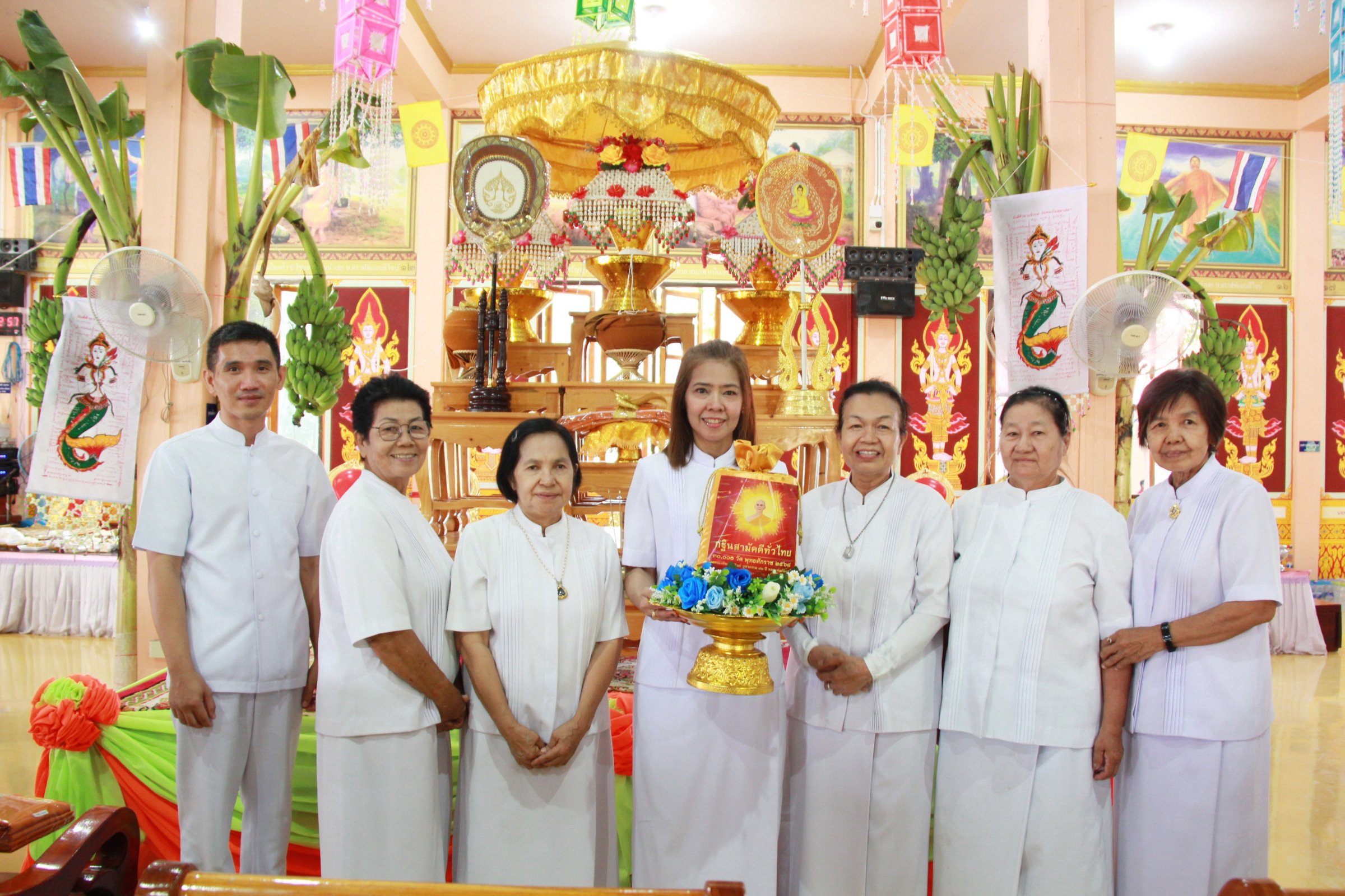 ภาพหมู่ถือพานถวายปัจจัยวัดดอนมะกอก