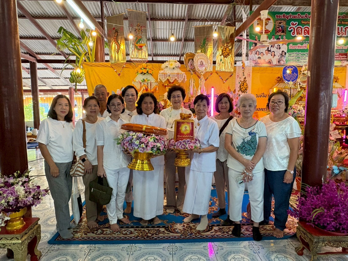 ภาพหมู่ถือพานถวายปัจจัยวัดลาดสะแก