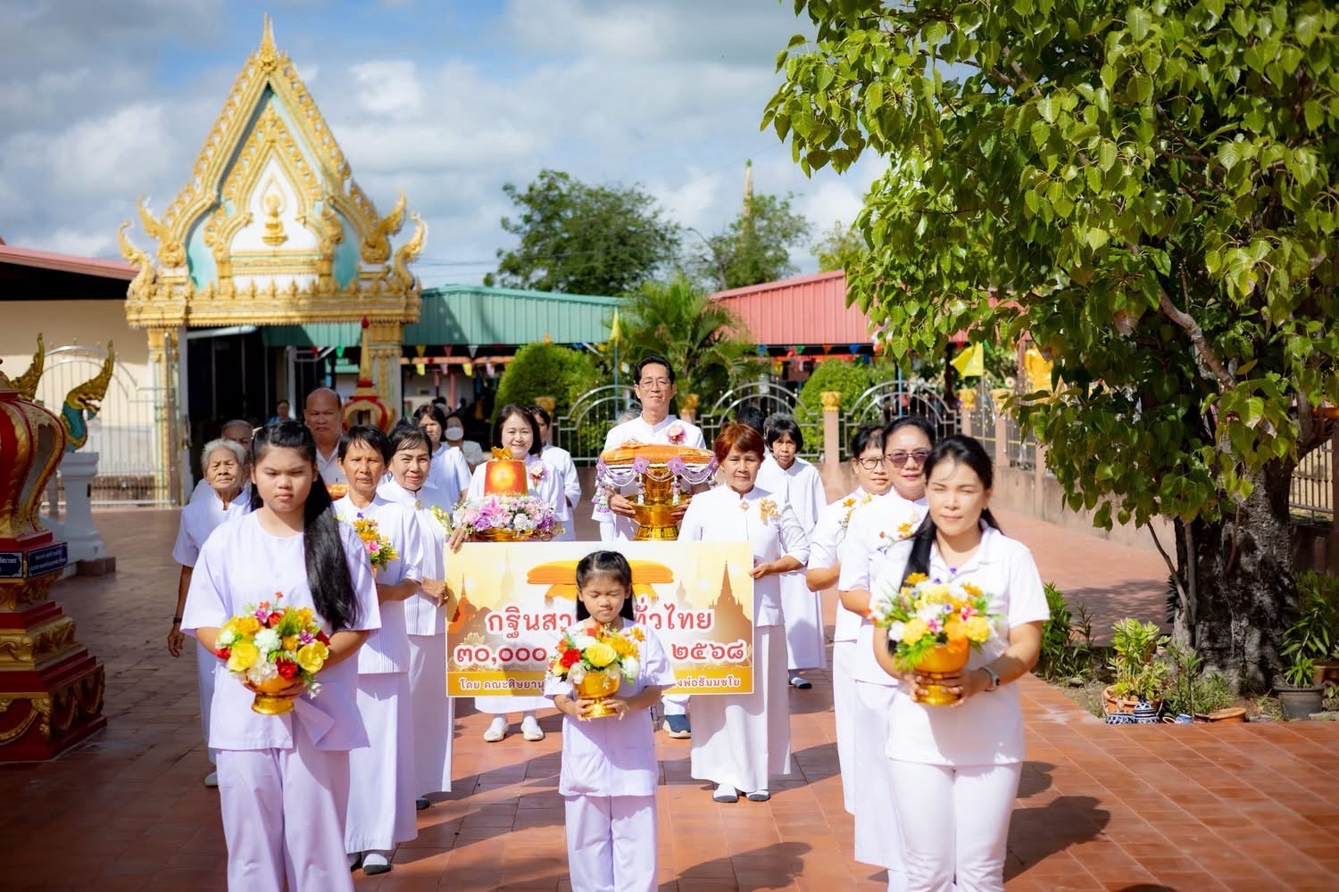 ภาพร่วมขบวนกฐินวัดบ้านโกรก