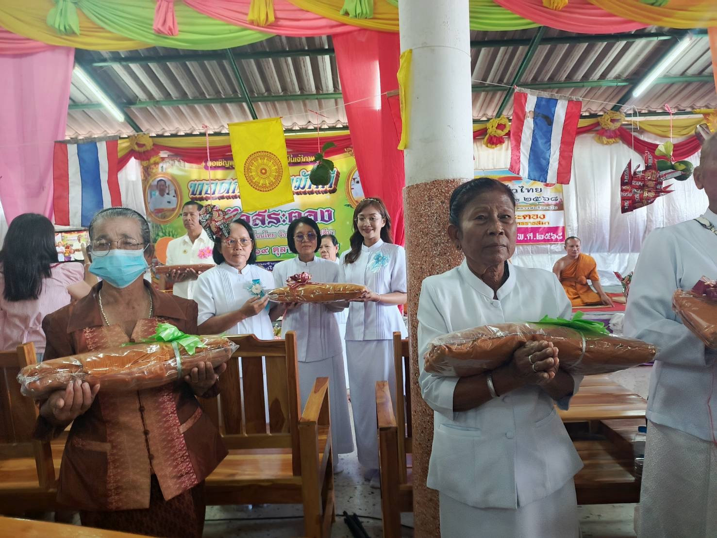 ภาพร่วมพิธีกรรมวัดสระตอง