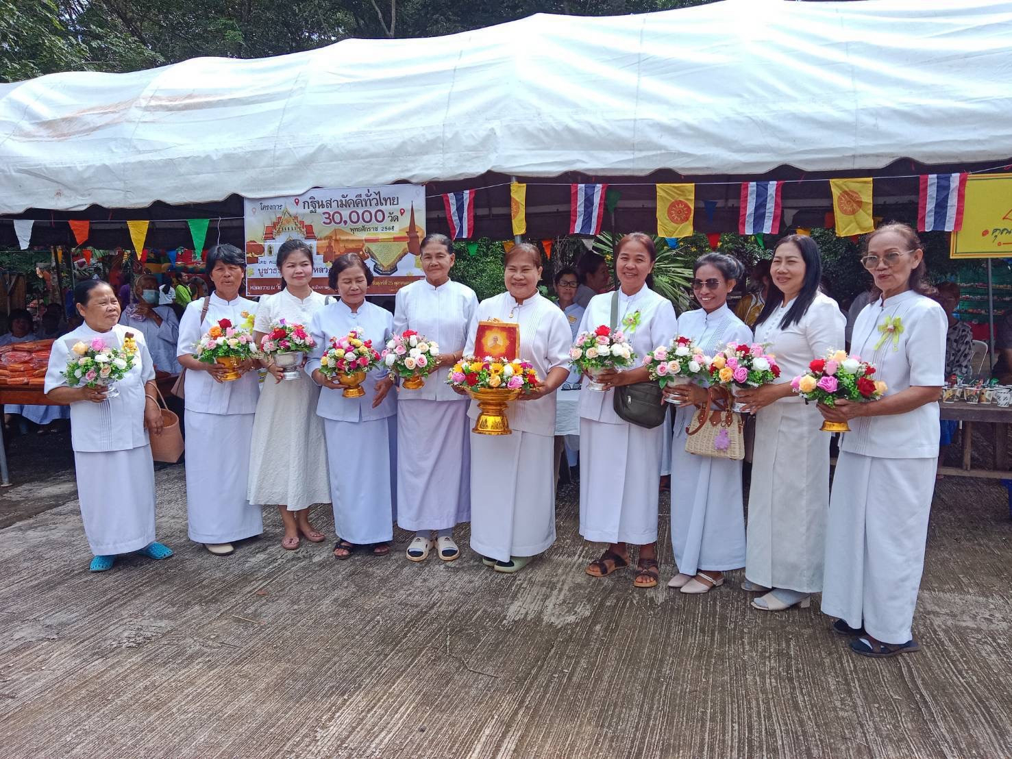 ภาพหมู่ถือพานถวายปัจจัยวัดทรัพย์เจริญ