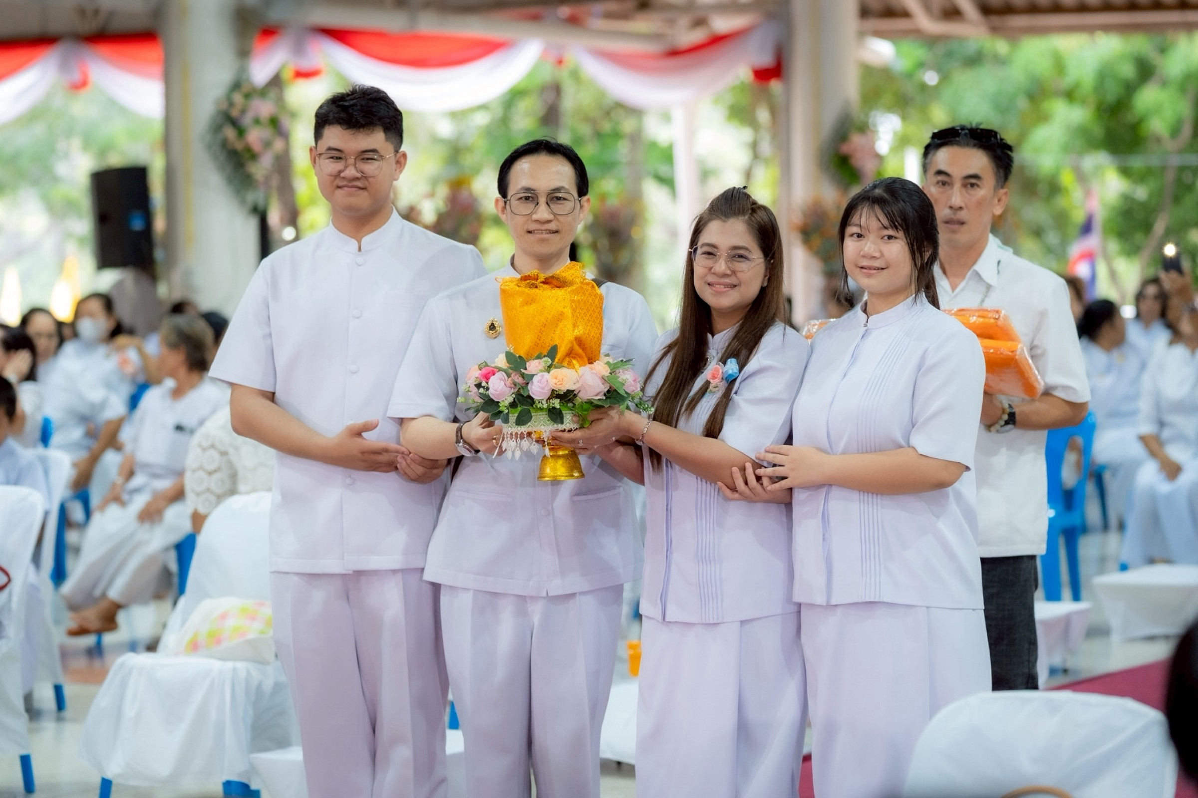 ภาพหมู่ถือพานถวายปัจจัยศูนย์อบรมเยาวชนนครราชสีมา