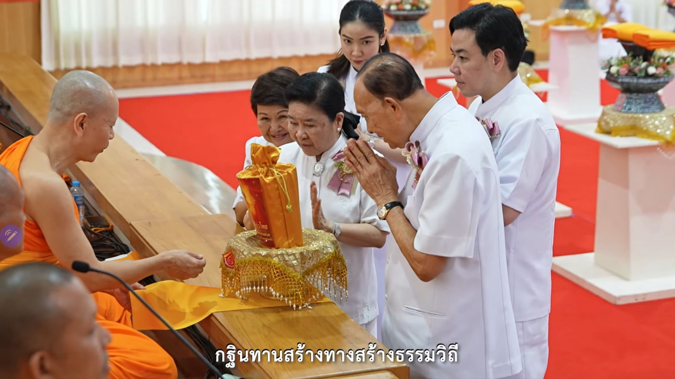 ภาพการถวายปัจจัยศูนย์ปฏิบัติธรรมนครราชสีมา