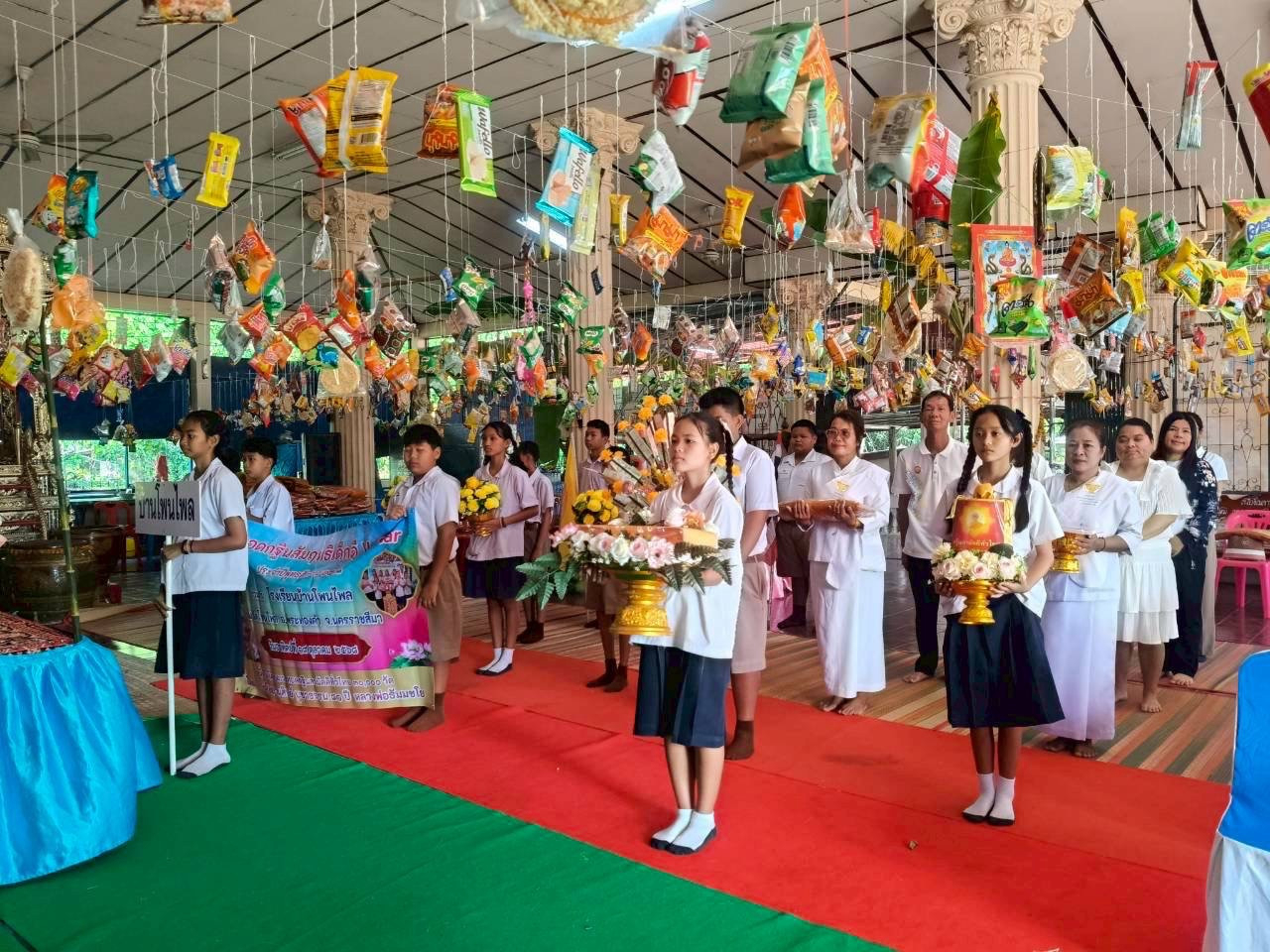 ภาพหมู่ถือพานถวายปัจจัยวัดโพนไพล