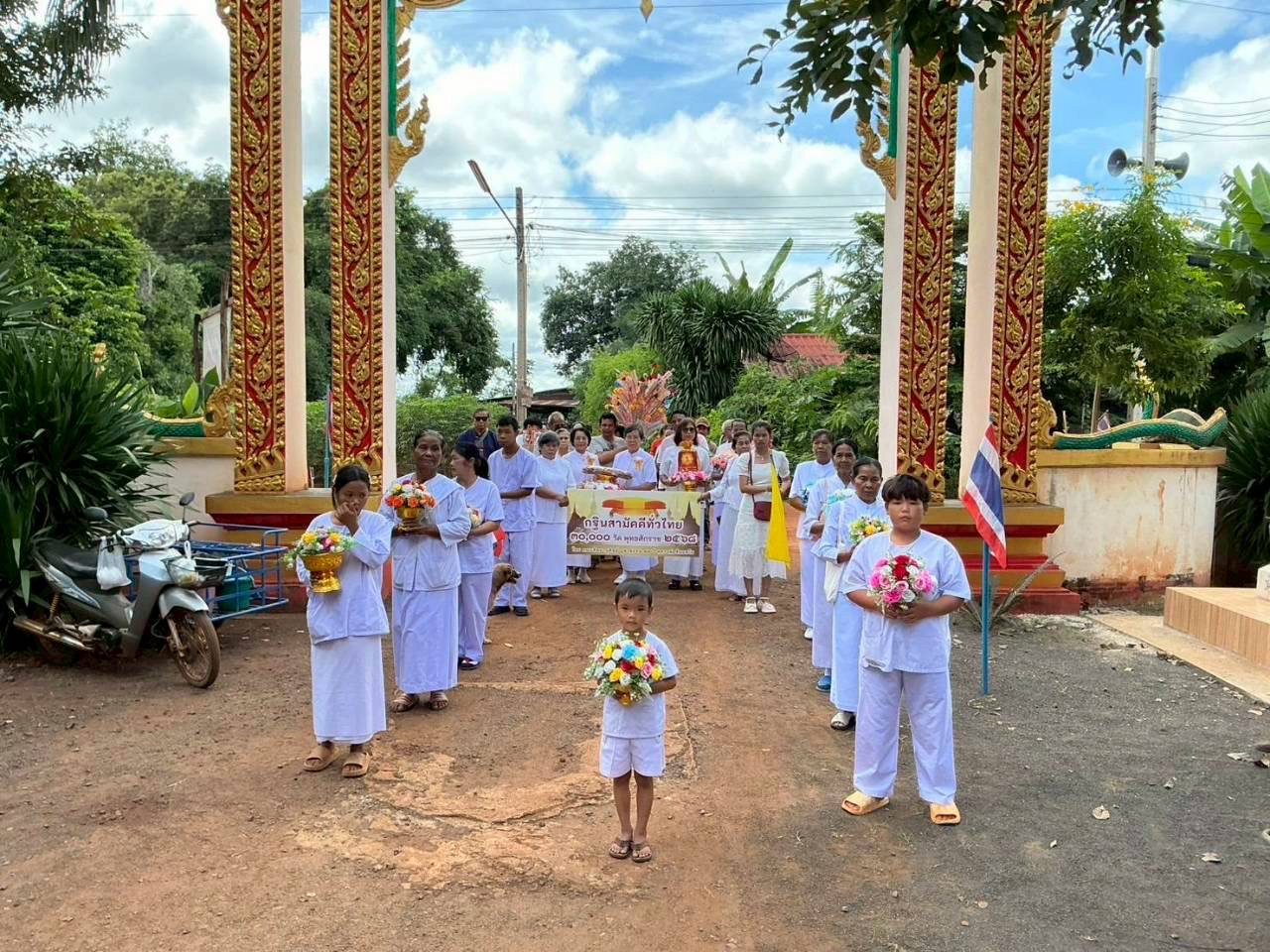 ภาพร่วมขบวนกฐินวัดหนองมะค่า