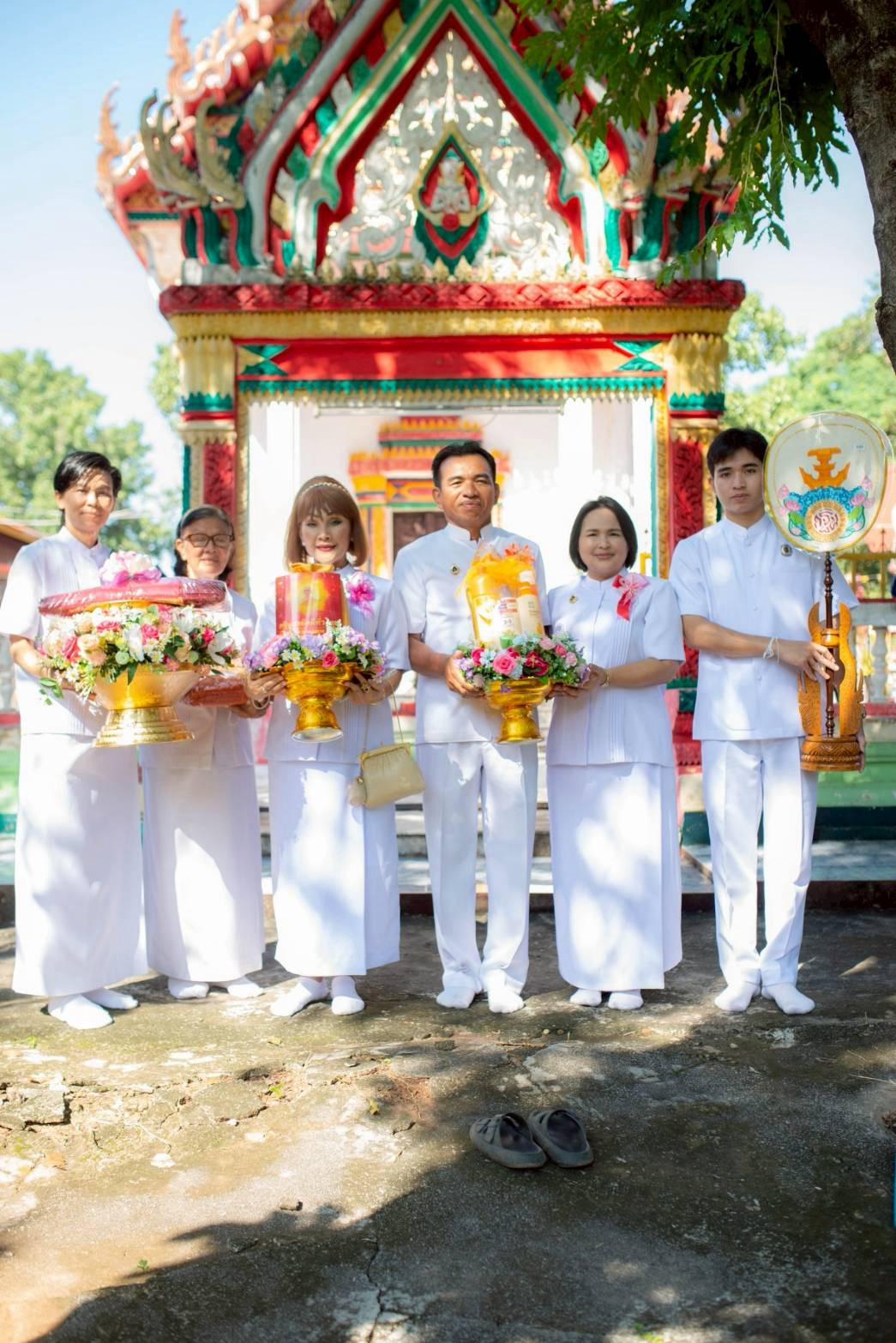 ภาพหมู่ถือพานถวายปัจจัยวัดศรีบุญเรือง