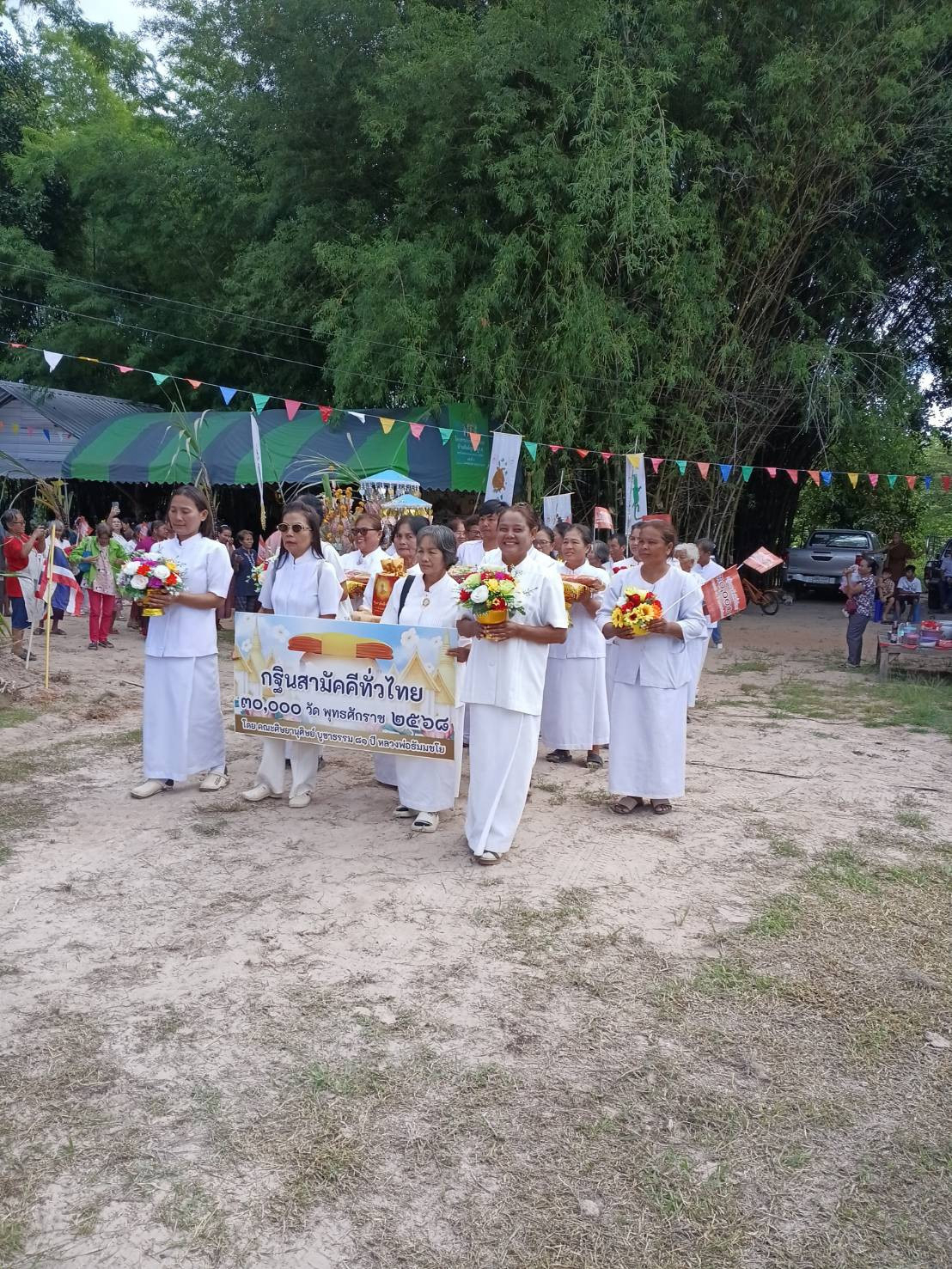 ภาพร่วมขบวนกฐินที่พักสงฆ์หาดทรายขาว