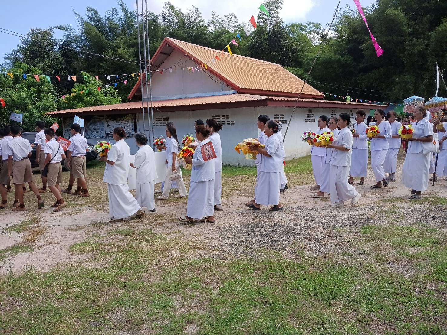 ภาพร่วมพิธีกรรมที่พักสงฆ์หาดทรายขาว